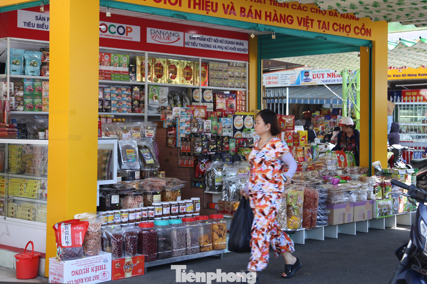 Tại các chợ điểm du lịch, các sản phẩm OCOP, sản phẩm lưu niệm, sản phẩm đặc trưng Đà Nẵng... được hỗ trợ giới thiệu, quảng bá và tiêu thụ thông qua các gian hàng Việt, gian hàng đặc sản..., giúp du khách dễ dàng tiếp cận các sản phẩm chất lượng, đặc trưng của địa phương.