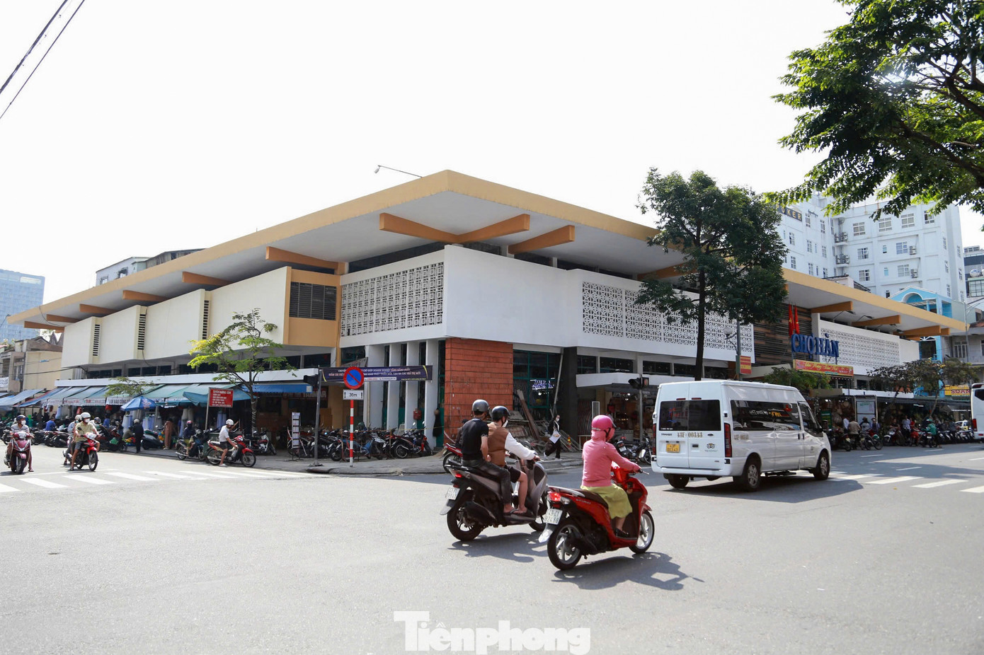 Từ năm 2022, UBND TP. Đà Nẵng đã phê duyệt đề án Nghiên cứu đề xuất hình thành một số chợ điểm phục vụ du lịch trên địa bàn với mục tiêu hình thành hệ thống chợ du lịch hiện đại, mang bản sắc đô thị, tạo ra sản phẩm du lịch độc đáo của địa phương. Ảnh: Giang Thanh.