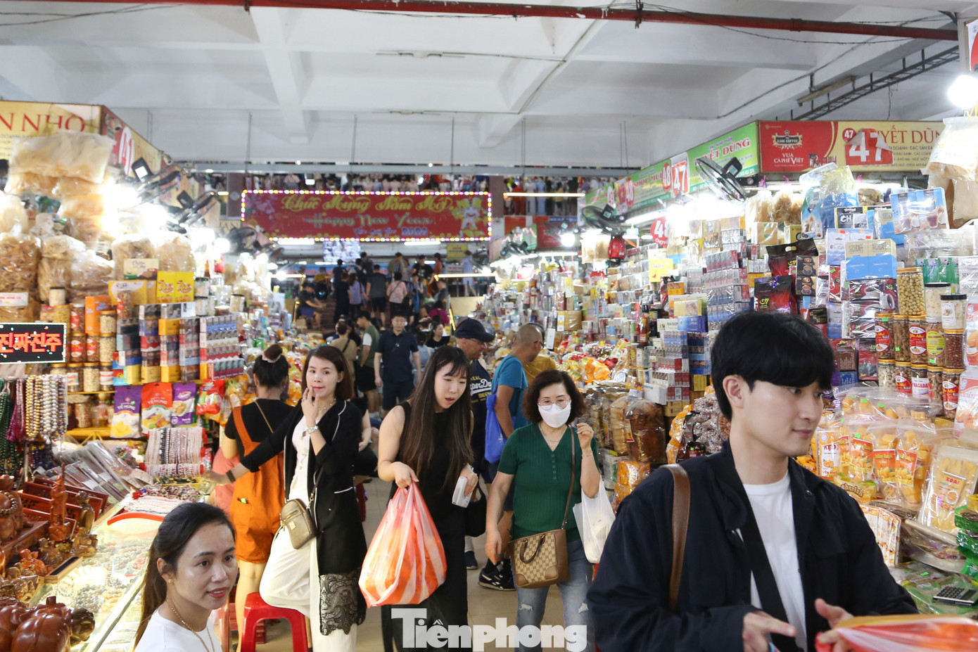 Vào mùa du lịch, những kỳ nghỉ lễ, mỗi ngày Chợ Hàn có thể đón từ 5.000 - 7.000 lượt khách trong nước và quốc tế tham quan. Đây là địa điểm mua sắm được du khách quốc tế vô cùng yêu thích, đặc biệt là khách Hàn, khách Trung, khách Ấn...