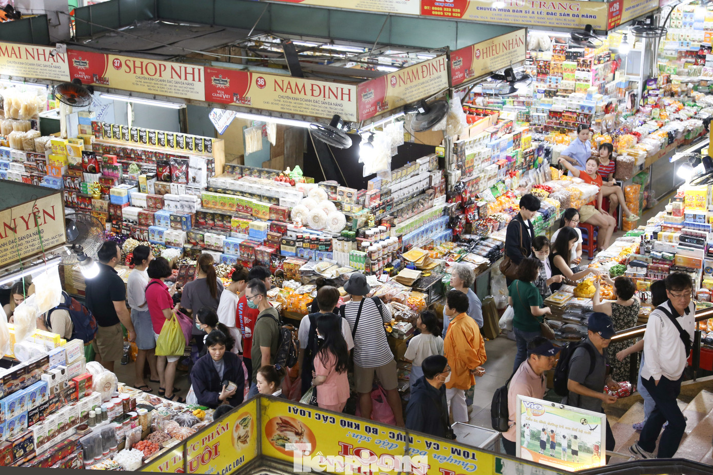 Bên cạnh đó, Ban quản lý (BQL) chợ cũng bố trí, sắp xếp lại các ki ốt theo hướng khoa học, hiện đại hơn, tập trung vào các mặt hàng, ngành hàng phục vụ du lịch như: đặc sản địa phương, đồ lưu niệm, thực phẩm, thời trang, may đo nhanh...