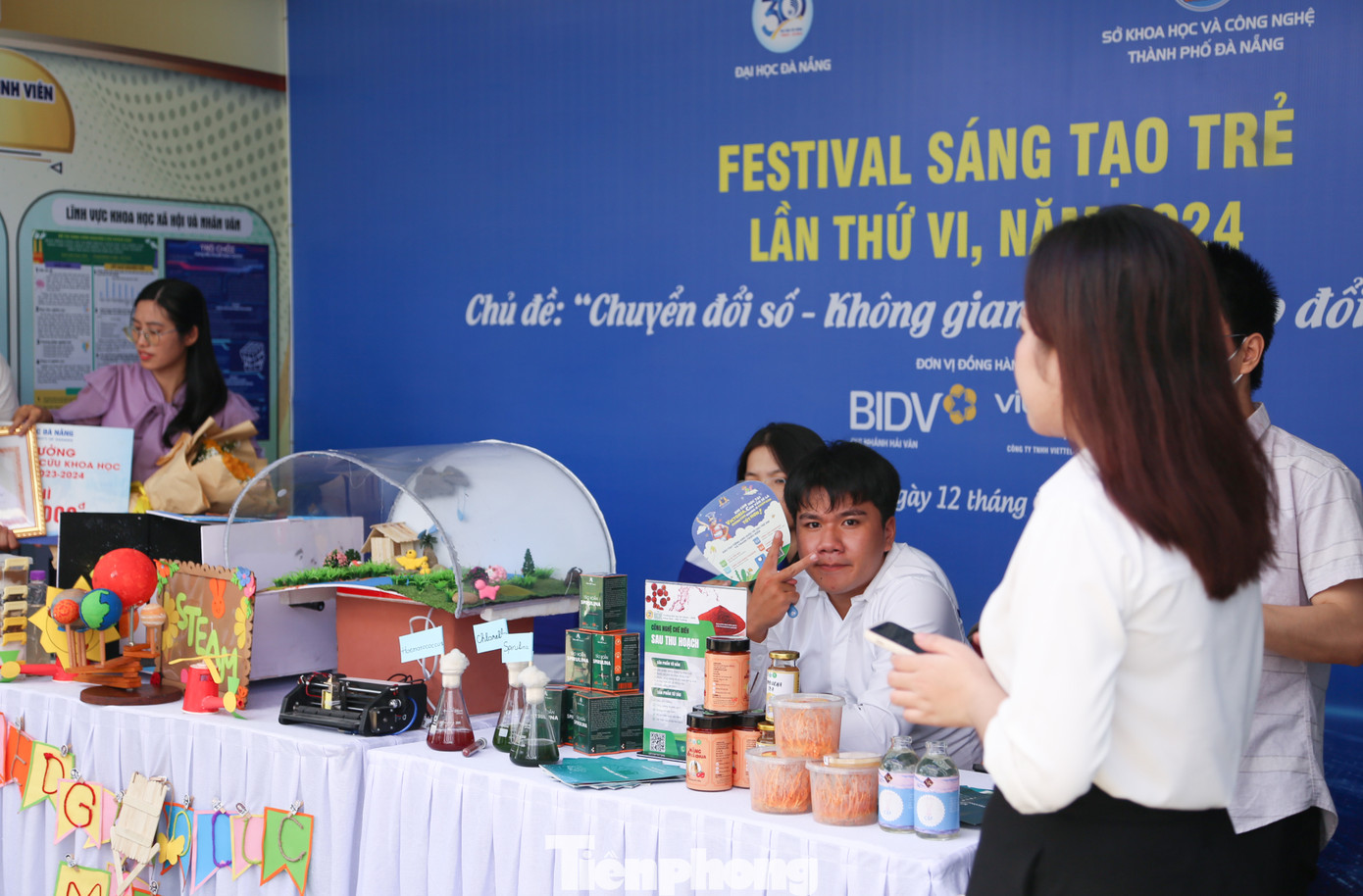 Đó đều là những ý tưởng, hiến kế, giải pháp khả thi góp phần thúc đẩy phát triển kinh tế - xã hội, giải quyết những vấn đề thực tiễn, thể hiện sức sáng tạo, trí tuệ của sinh viên nhà trường trong thời đại số. Đó đều là những ý tưởng, hiến kế, giải pháp khả thi góp phần thúc đẩy phát triển kinh tế - xã hội, giải quyết những vấn đề thực tiễn, thể hiện sức sáng tạo, trí tuệ của sinh viên nhà trường trong thời đại số.