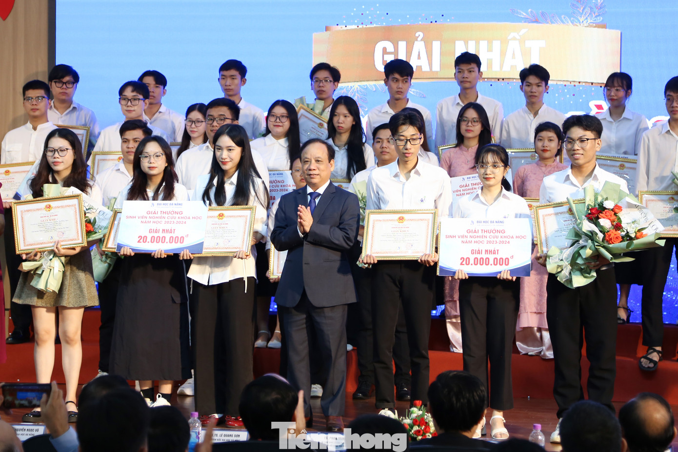 Dịp này, ĐH Đà Nẵng đã trao giải thưởng Sinh viên nghiên cứu khoa học ĐH Đà Nẵng năm 2023 – 2024 với 11 giải thưởng, tổng trị giá 124 triệu đồng. Trong đó, đề tài Nghiên cứu thuật toán chẩn đoán vị trí rò rỉ trong đường ống nước và điều chỉnh áp suất đầu ra thông qua mạng 4G (ĐH Sư phạm Kỹ thuật) ở lĩnh vực Khoa học kỹ thuật và Công nghệ tự nhiên, Khoa học y dược; và đề tài Exploring the impact of Gratifications on the Behavioral Intention of Voice Assistants’ user: A cross-cultural study (Nghiên cứu tác động của sự hài lòng của người dùng Trợ lý giọng nói - ĐH Kinh tế) ở lĩnh vực Khoa học Xã hội và Nhân văn xuất sắc giành giải Nhất cuộc thi. Dịp này, ĐH Đà Nẵng đã trao giải thưởng Sinh viên nghiên cứu khoa học ĐH Đà Nẵng năm 2023 – 2024 với 11 giải thưởng, tổng trị giá 124 triệu đồng. Trong đó, đề tài Nghiên cứu thuật toán chẩn đoán vị trí rò rỉ trong đường ống nước và điều chỉnh áp suất đầu ra thông qua mạng 4G (ĐH Sư phạm Kỹ thuật) ở lĩnh vực Khoa học kỹ thuật và Công nghệ tự nhiên, Khoa học y dược; và đề tài Exploring the impact of Gratifications on the Behavioral Intention of Voice Assistants’ user: A cross-cultural study (Nghiên cứu tác động của sự hài lòng của người dùng Trợ lý giọng nói - ĐH Kinh tế) ở lĩnh vực Khoa học Xã hội và Nhân văn xuất sắc giành giải Nhất cuộc thi.