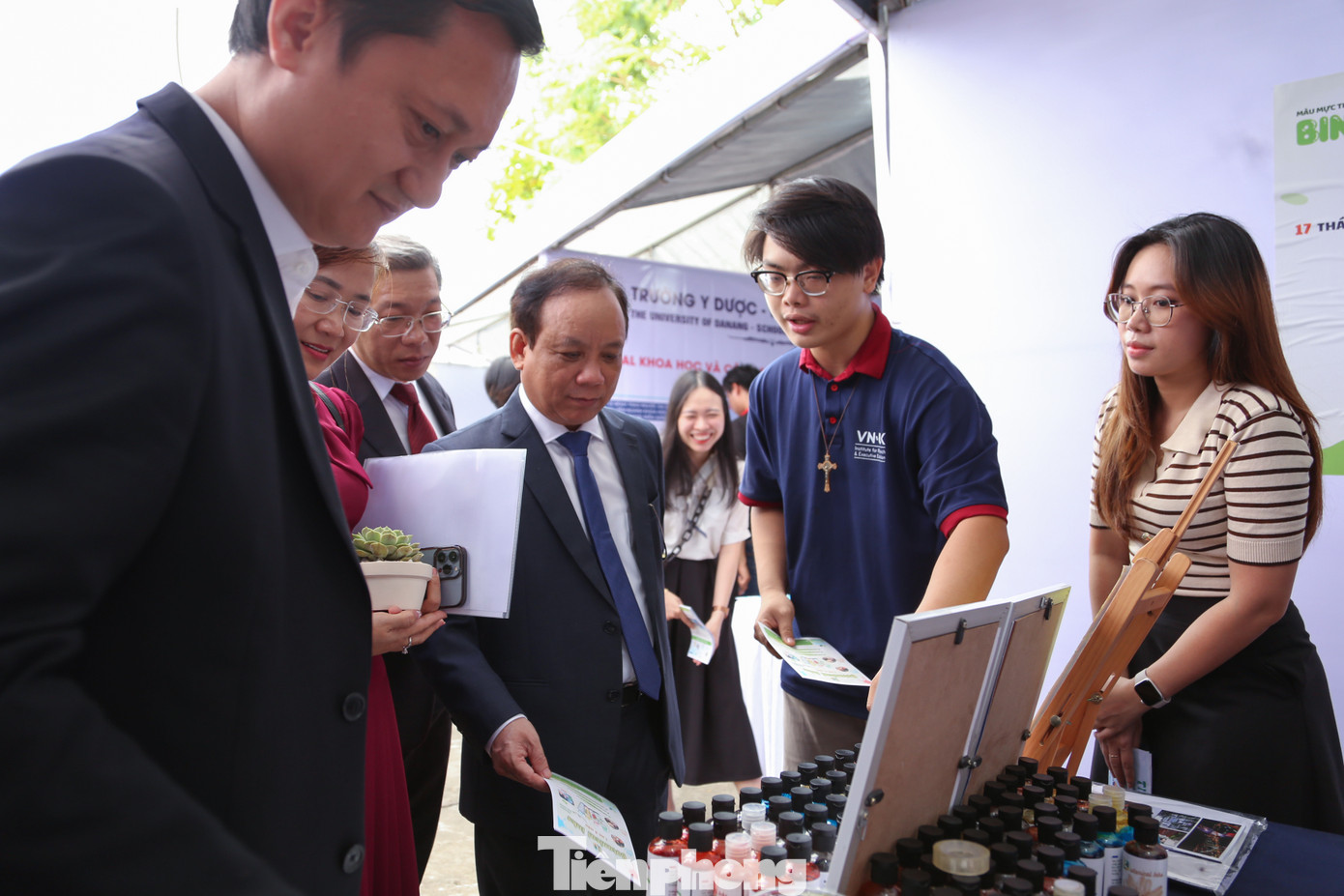 Từng đạt nhiều giải thưởng nghiên cứu khoa học, ý tưởng khởi nghiệp cấp thành phố, cấp T.Ư, sản phẩm mực thực vật BINKS của nhóm sinh viên đến từ Viện Nghiên cứu và Đào tạo Việt – Anh (ĐH Đà Nẵng) thu hút sự quan tâm của các đại biểu. Bạn Trần Anh Kiệt (trưởng nhóm dự án) cho biết, sản phẩm đang được tiếp tục nghiên cứu và thương mại hóa, bán ra thị trường và nhận được phản hồi tích cực. Từng đạt nhiều giải thưởng nghiên cứu khoa học, ý tưởng khởi nghiệp cấp thành phố, cấp T.Ư, sản phẩm mực thực vật BINKS của nhóm sinh viên đến từ Viện Nghiên cứu và Đào tạo Việt – Anh (ĐH Đà Nẵng) thu hút sự quan tâm của các đại biểu. Bạn Trần Anh Kiệt (trưởng nhóm dự án) cho biết, sản phẩm đang được tiếp tục nghiên cứu và thương mại hóa, bán ra thị trường và nhận được phản hồi tích cực.