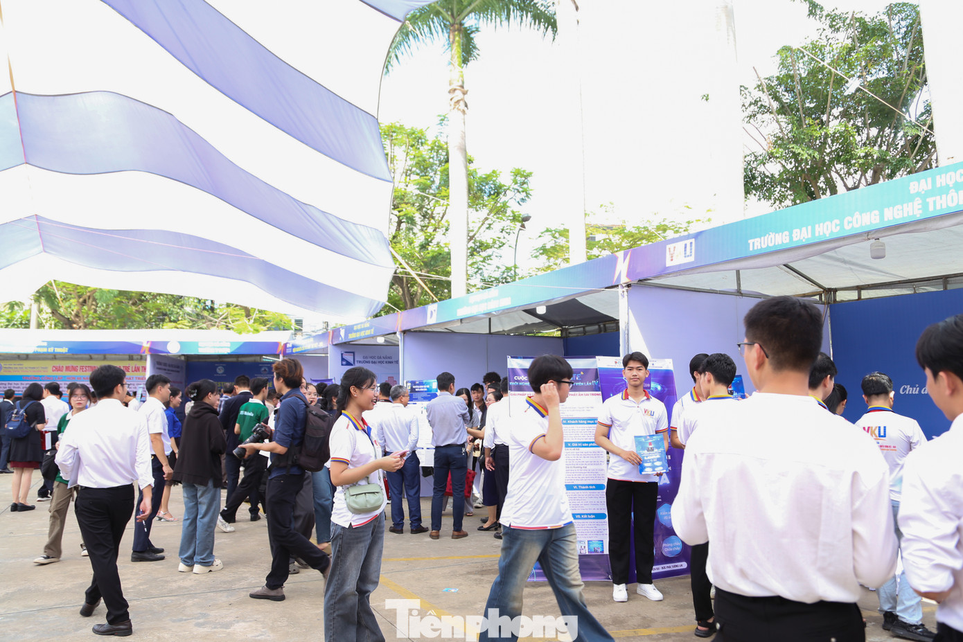 Ngày 12/10, ĐH Đà Nẵng phối hợp với Sở Khoa học và Công nghệ TP. Đà Nẵng tổ chức Festival Sáng tạo trẻ lần thứ VI năm 2024 với chủ đề “Chuyển đổi số - Không gian khởi nghiệp đổi mới sáng tạo thu hút sự tham gia của hàng trăm sinh viên, chuyên gia, nhà khoa học, doanh nghiệp… trên địa bàn. Ảnh: Giang Thanh Ngày 12/10, ĐH Đà Nẵng phối hợp với Sở Khoa học và Công nghệ TP. Đà Nẵng tổ chức Festival Sáng tạo trẻ lần thứ VI năm 2024 với chủ đề “Chuyển đổi số - Không gian khởi nghiệp đổi mới sáng tạo thu hút sự tham gia của hàng trăm sinh viên, chuyên gia, nhà khoa học, doanh nghiệp… trên địa bàn. Ảnh: Giang Thanh