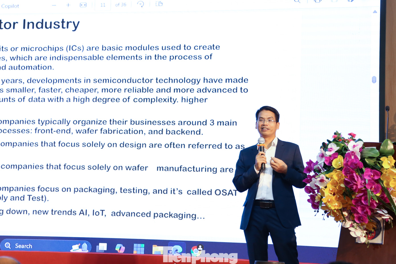 Sinh viên còn được giao lưu với ông Trịnh Khắc Huề - Tổng Giám đốc Qorvo Việt Nam (“ông lớn” bán dẫn của Mỹ) về chủ đề: “Ngành bán dẫn ở Việt Nam: Xu hướng – Trở ngại – Những cơ hội cho sinh viên”. Sinh viên còn được giao lưu với ông Trịnh Khắc Huề - Tổng Giám đốc Qorvo Việt Nam (“ông lớn” bán dẫn của Mỹ) về chủ đề: “Ngành bán dẫn ở Việt Nam: Xu hướng – Trở ngại – Những cơ hội cho sinh viên”.