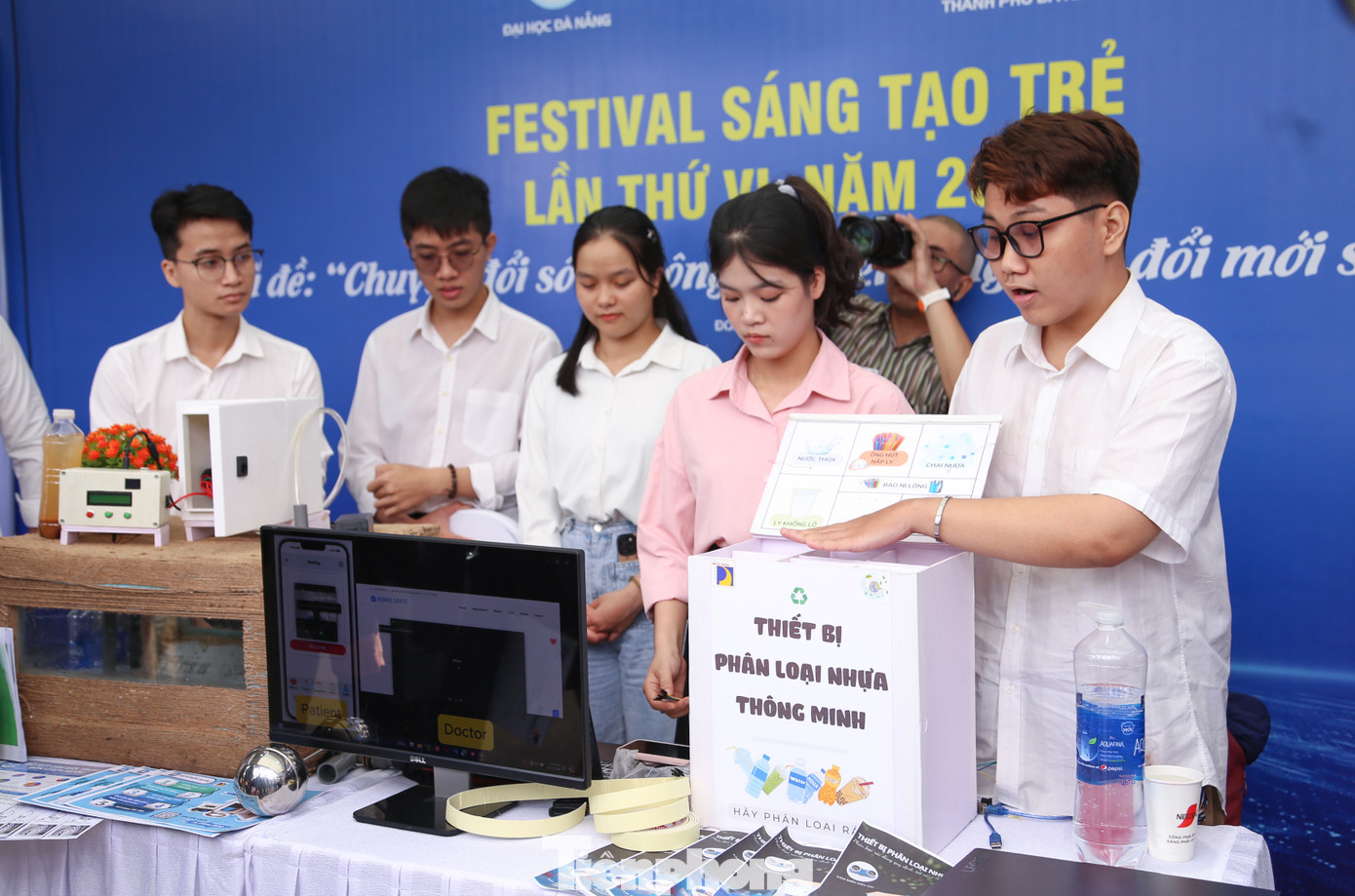 Mang đến sản phẩm thiết bị phân loại nhựa thông minh, nhóm sinh viên đến từ Trường ĐH Bách khoa – ĐH Đà Nẵng mong muốn lan tỏa và thực hành thói quen phân loại rác trong cộng đồng, đồng thời, đưa ra một giải pháp hiệu quả để thu gom rác thải nhựa phục vụ tái chế. Mang đến sản phẩm thiết bị phân loại nhựa thông minh, nhóm sinh viên đến từ Trường ĐH Bách khoa – ĐH Đà Nẵng mong muốn lan tỏa và thực hành thói quen phân loại rác trong cộng đồng, đồng thời, đưa ra một giải pháp hiệu quả để thu gom rác thải nhựa phục vụ tái chế.