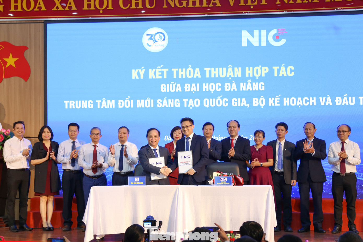 Bên cạnh đó, ĐH Đà Nẵng cũng kí kết ghi nhớ hợp tác với Trung tâm Đổi mới sáng tạo Quốc gia (NIC) về đầu tư hệ sinh thái bán dẫn và trí tuệ nhân tạo. Theo đó, 2 bên tăng cường phối hợp về đào tạo, ươm tạo trong các lĩnh vực trên, kết nối hoạt động nghiên cứu và phát triển với cộng đồng doanh nghiệp trong và ngoài nước… Bên cạnh đó, ĐH Đà Nẵng cũng kí kết ghi nhớ hợp tác với Trung tâm Đổi mới sáng tạo Quốc gia (NIC) về đầu tư hệ sinh thái bán dẫn và trí tuệ nhân tạo. Theo đó, 2 bên tăng cường phối hợp về đào tạo, ươm tạo trong các lĩnh vực trên, kết nối hoạt động nghiên cứu và phát triển với cộng đồng doanh nghiệp trong và ngoài nước…