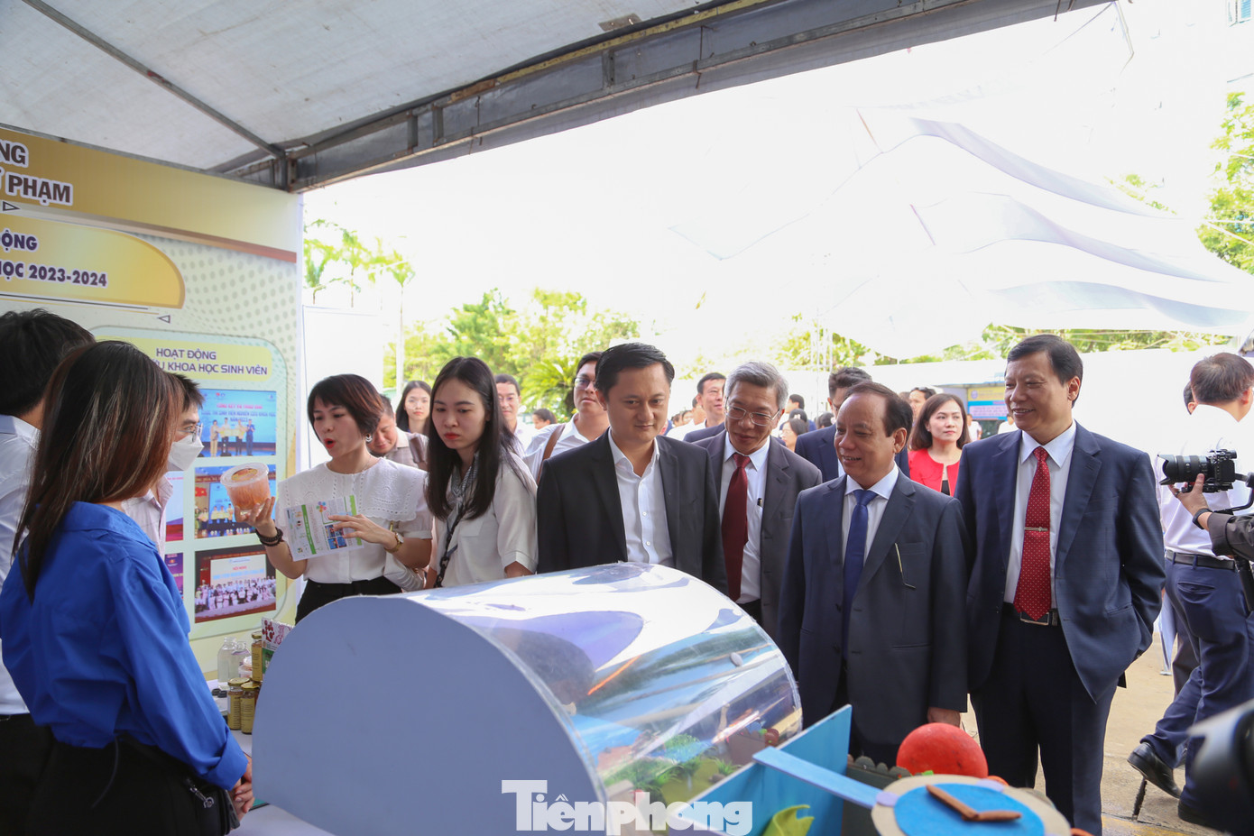 Điểm nhấn của Festival Sáng tạo trẻ lần này chính là triển lãm giới thiệu các sản phẩm khoa học công nghệ do sinh viên nghiên cứu, thực hiện. Đây đều là những sản phẩm đạt giải thưởng ở các cuộc thi sinh viên nghiên cứu khoa học các cấp, cuộc thi ý tưởng khởi nghiệp, đổi mới sáng tạo… Điểm nhấn của Festival Sáng tạo trẻ lần này chính là triển lãm giới thiệu các sản phẩm khoa học công nghệ do sinh viên nghiên cứu, thực hiện. Đây đều là những sản phẩm đạt giải thưởng ở các cuộc thi sinh viên nghiên cứu khoa học các cấp, cuộc thi ý tưởng khởi nghiệp, đổi mới sáng tạo…