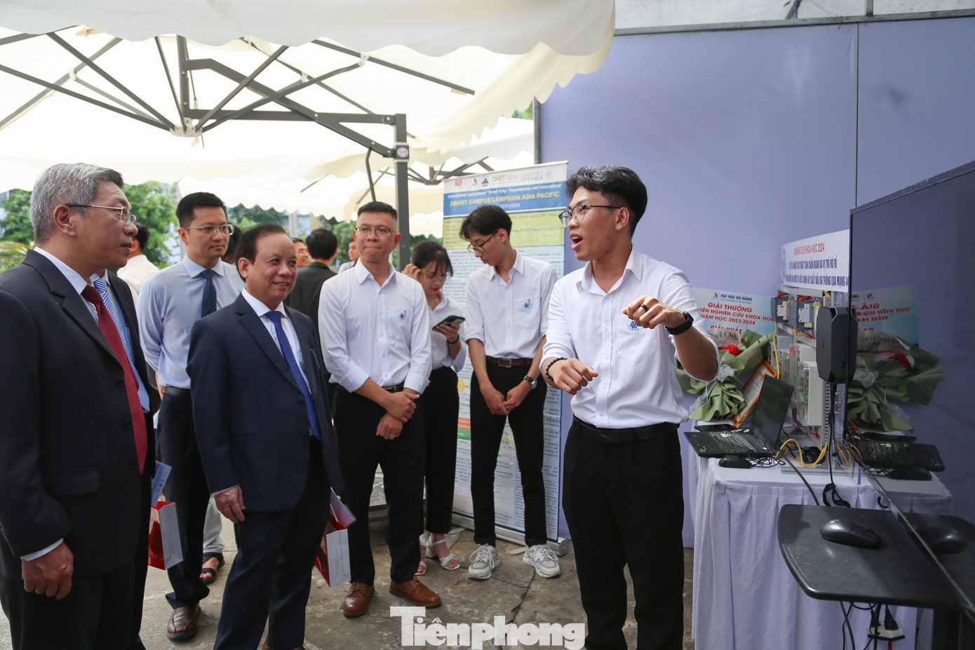 Nhiều sản phẩm ứng dụng các công nghệ đột phá, mang tính xu hướng như Internet vạn vật (IoT), trí tuệ nhân tạo (AI), dữ liệu lớn (Big Data), công nghệ chuỗi khối (blockchain)… ứng dụng được trong đa dạng các lĩnh vực như: y tế, giáo dục, công nghiệp, môi trường… Nhiều sản phẩm ứng dụng các công nghệ đột phá, mang tính xu hướng như Internet vạn vật (IoT), trí tuệ nhân tạo (AI), dữ liệu lớn (Big Data), công nghệ chuỗi khối (blockchain)… ứng dụng được trong đa dạng các lĩnh vực như: y tế, giáo dục, công nghiệp, môi trường…