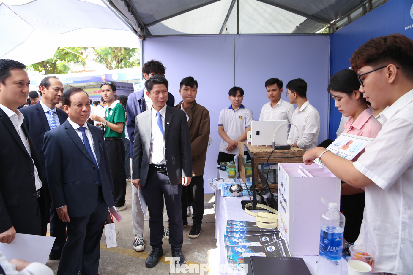 Theo PGS.TS Lê Quang Sơn - Phó Giám đốc ĐH Đà Nẵng, trong năm học vừa qua, sinh viên của ĐH Đà Nẵng đạt nhiều giải thưởng tại các cuộc thi nghiên cứu khoa học, khởi nghiệp đổi mới sáng tạo cấp vùng, cấp T.Ư. Theo PGS.TS Lê Quang Sơn - Phó Giám đốc ĐH Đà Nẵng, trong năm học vừa qua, sinh viên của ĐH Đà Nẵng đạt nhiều giải thưởng tại các cuộc thi nghiên cứu khoa học, khởi nghiệp đổi mới sáng tạo cấp vùng, cấp T.Ư.