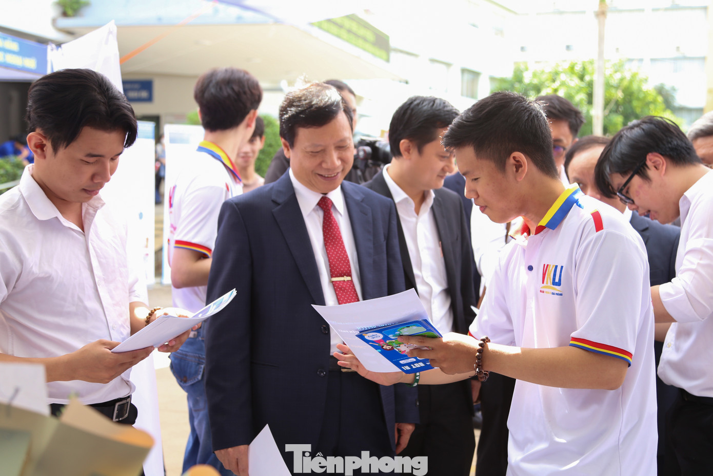 “ĐH Đà Nẵng ý thức rất rõ vai trò trong việc phát triển khu vực và cả nước, mà trọng điểm là các lĩnh vực công nghệ cao, đổi mới sáng tạo và khởi nghiệp. Trong đó, chuyển đổi số và cơ hội vượt lên từ đổi mới sáng tạo không ngừng là chìa khóa phát triển kinh tế tri thức, chuyển đổi xanh. Hằng năm, ĐH Đà Nẵng đào tạo hơn 10 nghìn kỹ sư/cử nhân với các chuyên ngành gắn liền với các lĩnh vực mũi nhọn và triển khai các chương trình hợp tác nghiên cứu khoa học với địa phương và các doanh nghiệp công nghệ trong và ngoài nước”, ông Sơn nói. “ĐH Đà Nẵng ý thức rất rõ vai trò trong việc phát triển khu vực và cả nước, mà trọng điểm là các lĩnh vực công nghệ cao, đổi mới sáng tạo và khởi nghiệp. Trong đó, chuyển đổi số và cơ hội vượt lên từ đổi mới sáng tạo không ngừng là chìa khóa phát triển kinh tế tri thức, chuyển đổi xanh. Hằng năm, ĐH Đà Nẵng đào tạo hơn 10 nghìn kỹ sư/cử nhân với các chuyên ngành gắn liền với các lĩnh vực mũi nhọn và triển khai các chương trình hợp tác nghiên cứu khoa học với địa phương và các doanh nghiệp công nghệ trong và ngoài nước”, ông Sơn nói.