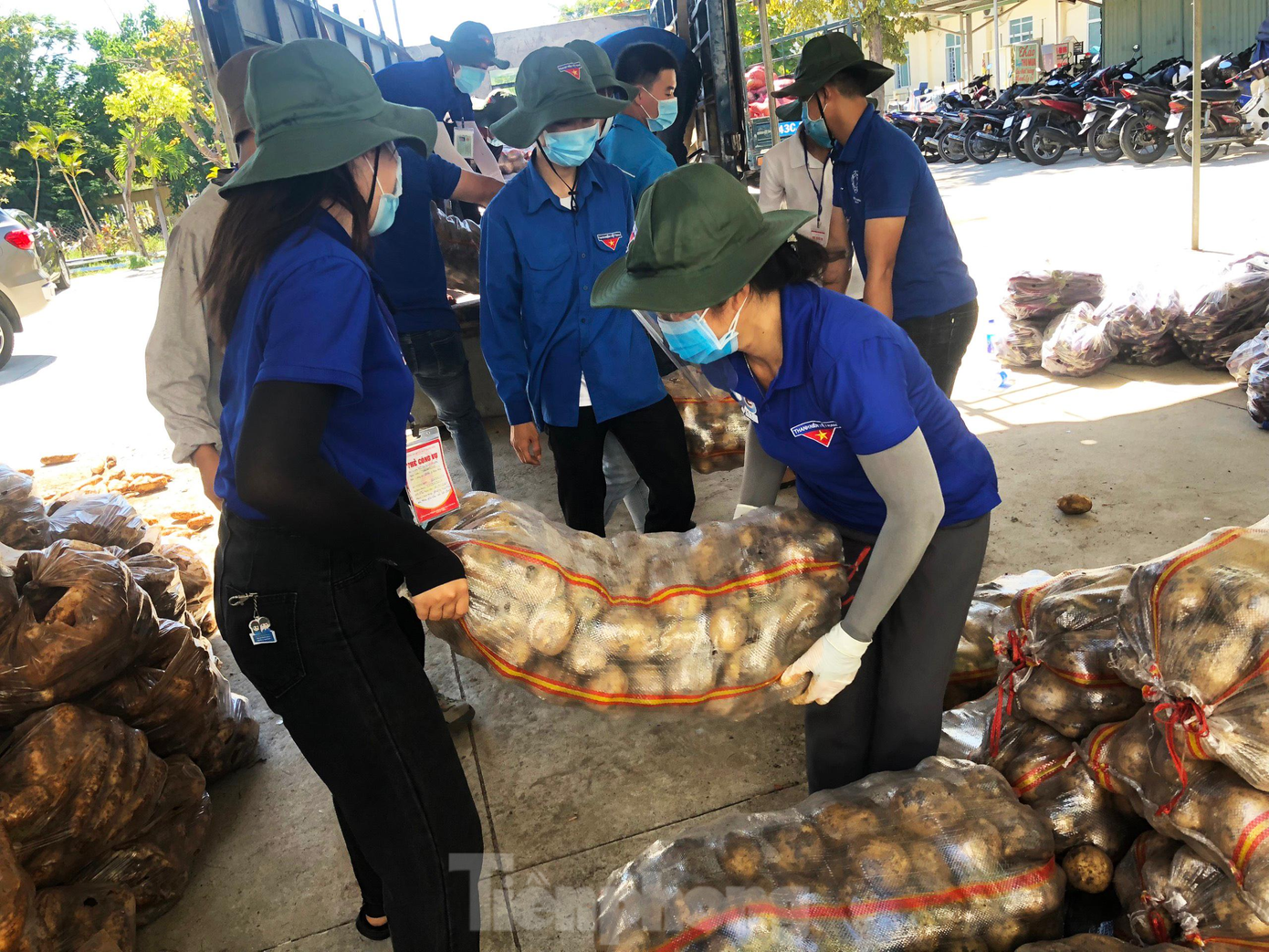 Chị Nguyễn Thị Hồng Liên (bên phải) tích cực hỗ trợ các tình nguyện viên của Đoàn phường Hòa Hải bốc vác, vận chuyển rau củ cho người dân Chị Nguyễn Thị Hồng Liên (bên phải) tích cực hỗ trợ các tình nguyện viên của Đoàn phường Hòa Hải bốc vác, vận chuyển rau củ cho người dân