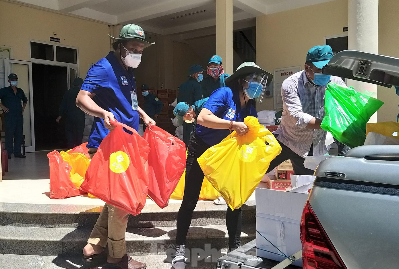 Không chỉ góp xe, góp sức, những cựu cán bộ Đoàn còn kêu gọi ủng hộ các phần quà hỗ trợ các tình nguyện viên, người dân khó khăn trên địa bàn Không chỉ góp xe, góp sức, những cựu cán bộ Đoàn còn kêu gọi ủng hộ các phần quà hỗ trợ các tình nguyện viên, người dân khó khăn trên địa bàn