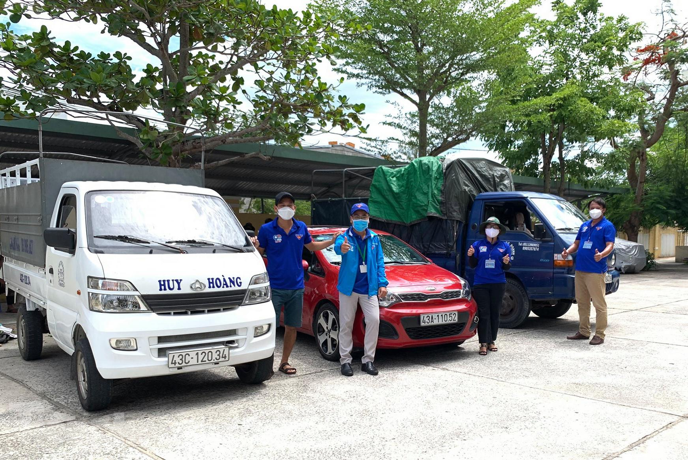 Những chuyến xe vừa chở người đi cấp cứu, bà bầu đi sinh, vừa sẵn sàng vận chuyển hàng hóa, nhu yếu phẩm cho người dân, chở lực lượng y tế đi cấp cứu... Những chuyến xe vừa chở người đi cấp cứu, bà bầu đi sinh, vừa sẵn sàng vận chuyển hàng hóa, nhu yếu phẩm cho người dân, chở lực lượng y tế đi cấp cứu...