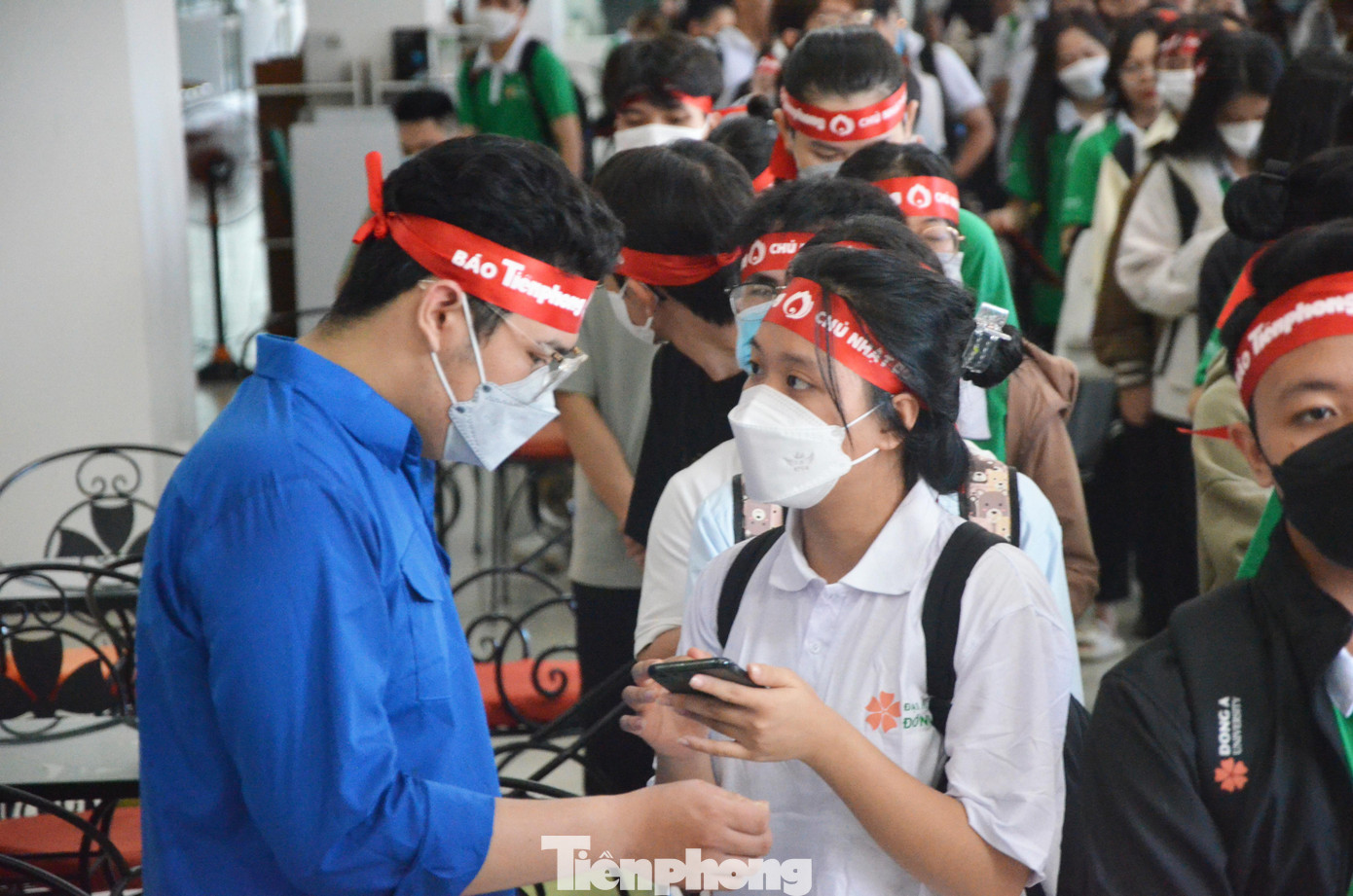 Theo anh Lê Đình Lượng, Phó Bí thư Đoàn trường Đại học Đông Á, khi biết thông tin về Ngày hội Chủ nhật Đỏ, có khoảng 1000 bạn sinh viên đã đăng kí hiến máu online, con số này vượt quá dự kiến của BTC. Theo anh Lê Đình Lượng, Phó Bí thư Đoàn trường Đại học Đông Á, khi biết thông tin về Ngày hội Chủ nhật Đỏ, có khoảng 1000 bạn sinh viên đã đăng kí hiến máu online, con số này vượt quá dự kiến của BTC.