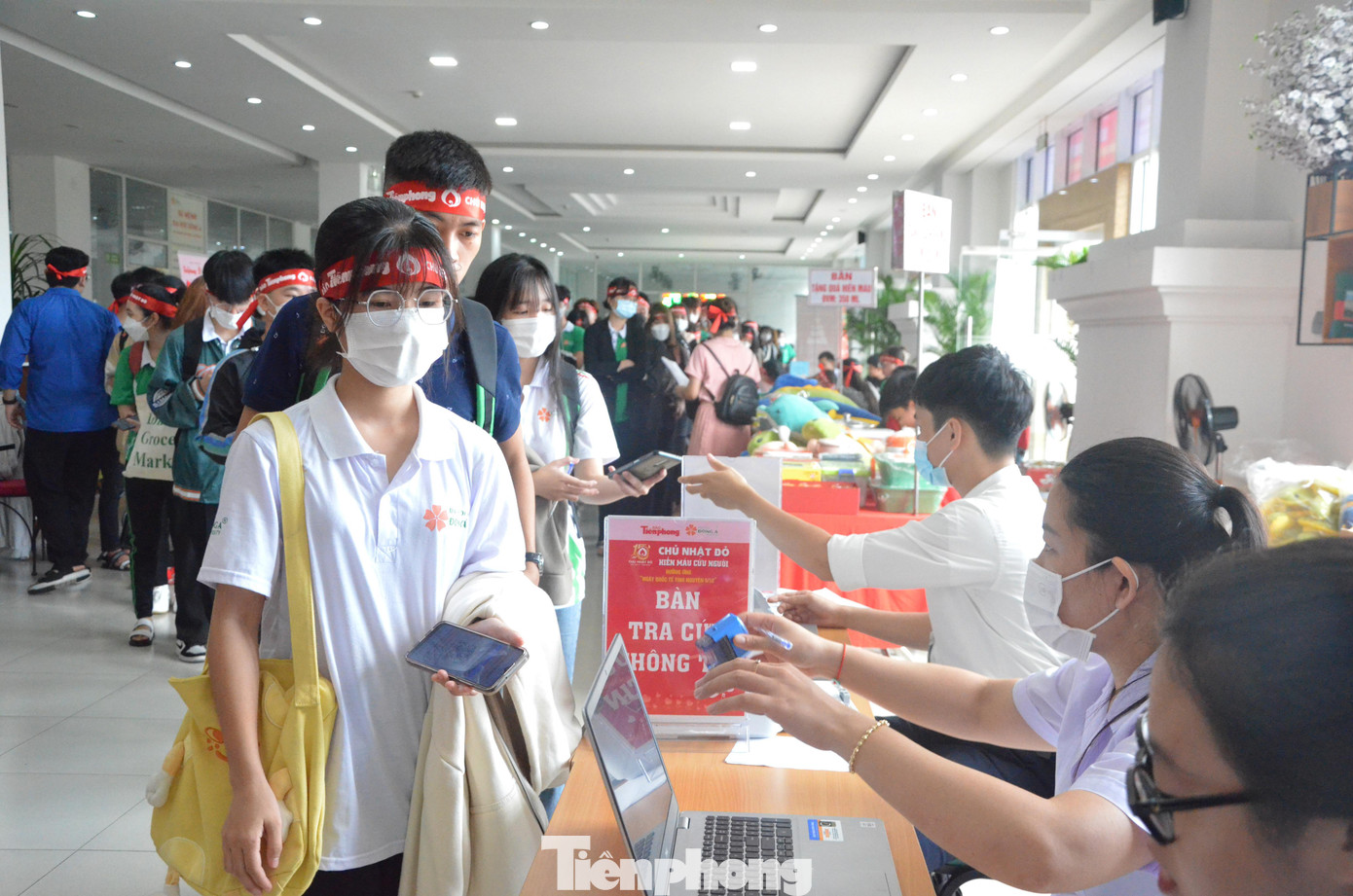 “Khi nghe tin Chủ Nhật Đỏ về trường, toàn thể sinh viên rất háo hức và mong được chia sẻ giọt máu đào trong ngày hội ý nghĩa này. Được hòa cùng hành trình Chủ Nhật Đỏ là niềm vinh dự lớn lao của nhà trường, cũng là sự khích lệ lớn lao để mỗi đoàn viên thanh niên tiếp tục nghĩa cử cao đẹp”, anh Lượng nói. “Khi nghe tin Chủ Nhật Đỏ về trường, toàn thể sinh viên rất háo hức và mong được chia sẻ giọt máu đào trong ngày hội ý nghĩa này. Được hòa cùng hành trình Chủ Nhật Đỏ là niềm vinh dự lớn lao của nhà trường, cũng là sự khích lệ lớn lao để mỗi đoàn viên thanh niên tiếp tục nghĩa cử cao đẹp”, anh Lượng nói.