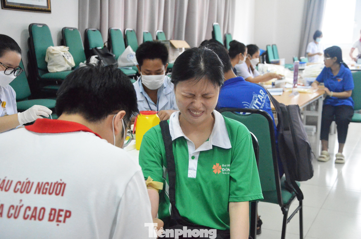 Dù rất sợ kim tiêm nhưng nhiều sinh viên nữ cũng đăng kí tham gia hiến máu, "vượt qua nỗi sợ" để góp một nghĩa cử cao đẹp cho cộng đồng. Dù rất sợ kim tiêm nhưng nhiều sinh viên nữ cũng đăng kí tham gia hiến máu, "vượt qua nỗi sợ" để góp một nghĩa cử cao đẹp cho cộng đồng.