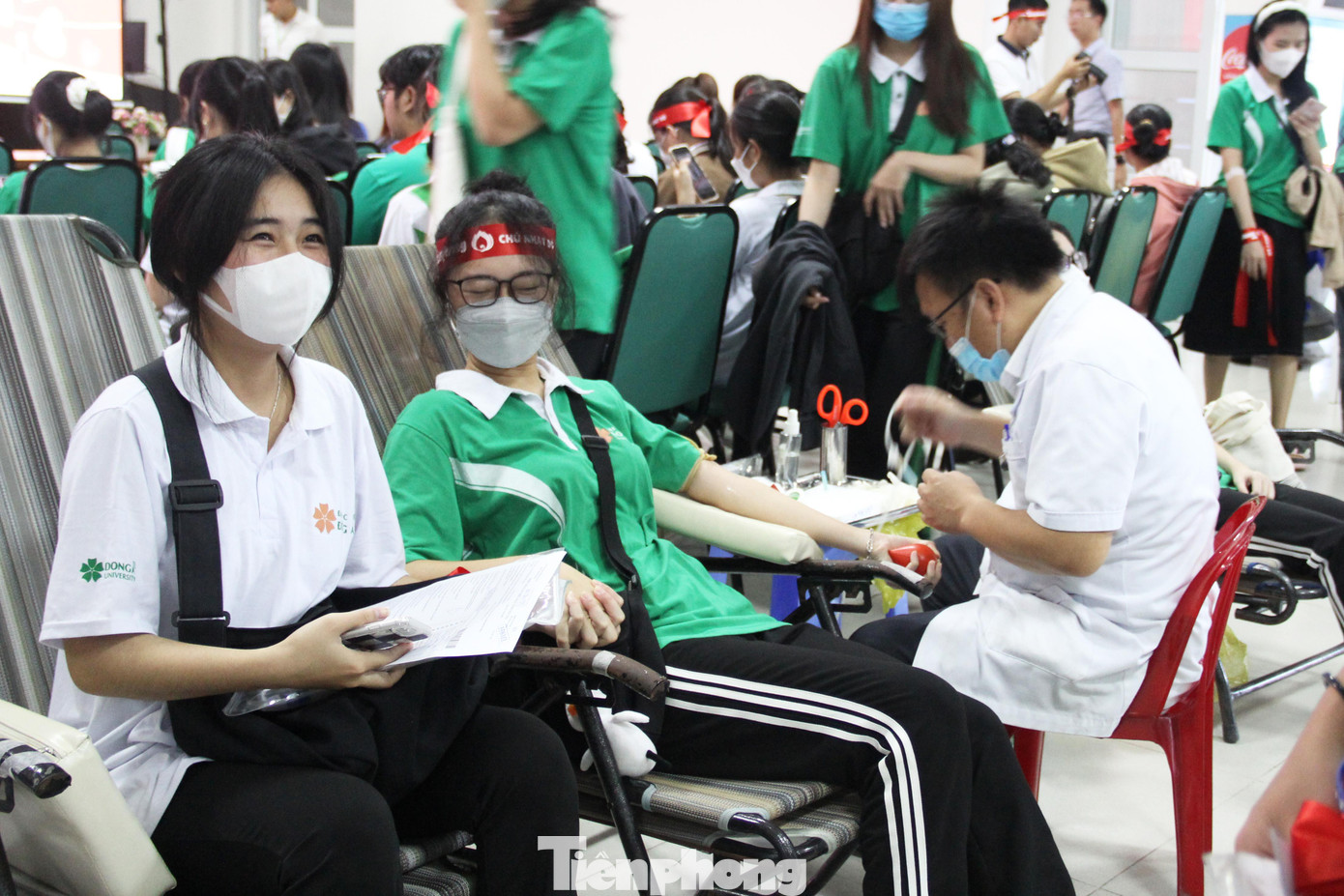 Dù đã nhiều lần tham gia hiến máu nhưng Nguyễn Thiên Kim (SN 2001, sinh viên Đại học Đông Á) vẫn lo lắng khi bác sĩ lấy máu, phải nắm tay bạn thân để đỡ run.