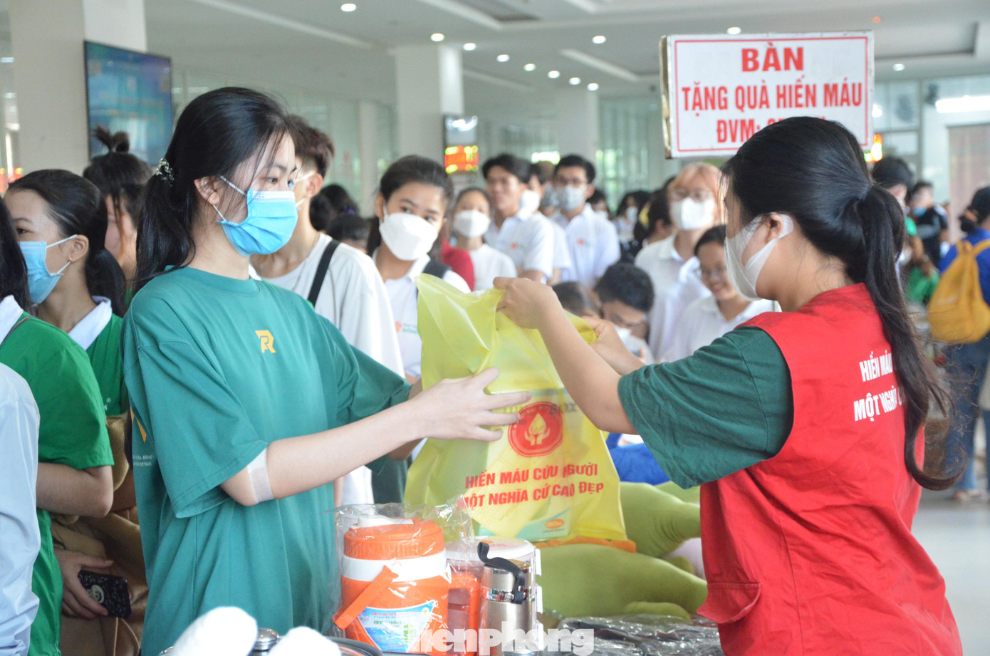 Biết đến Ngày hội Chủ nhật Đỏ từ lâu, Nguyễn Thị Thanh Sang (sinh viên khoa Quản trị kinh doanh) háo hức khi lần đầu hiến máu tại ngày hội này. &quot;Em thấy rất vui và tự hào khi được tham gia ngày hội lớn như Chủ nhật Đỏ, em mong muốn chương trình sẽ tiếp tục lan tỏa hơn nữa, để các bạn trẻ tham gia hiến máu thường xuyên, đều đặn&quot;, Sang cho hay.