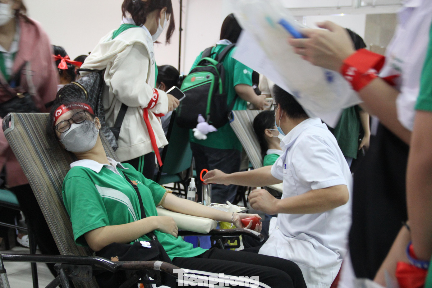 Các bạn sinh viên hào hứng tham gia hiến máu tại Chủ nhật Đỏ Các bạn sinh viên hào hứng tham gia hiến máu tại Chủ nhật Đỏ