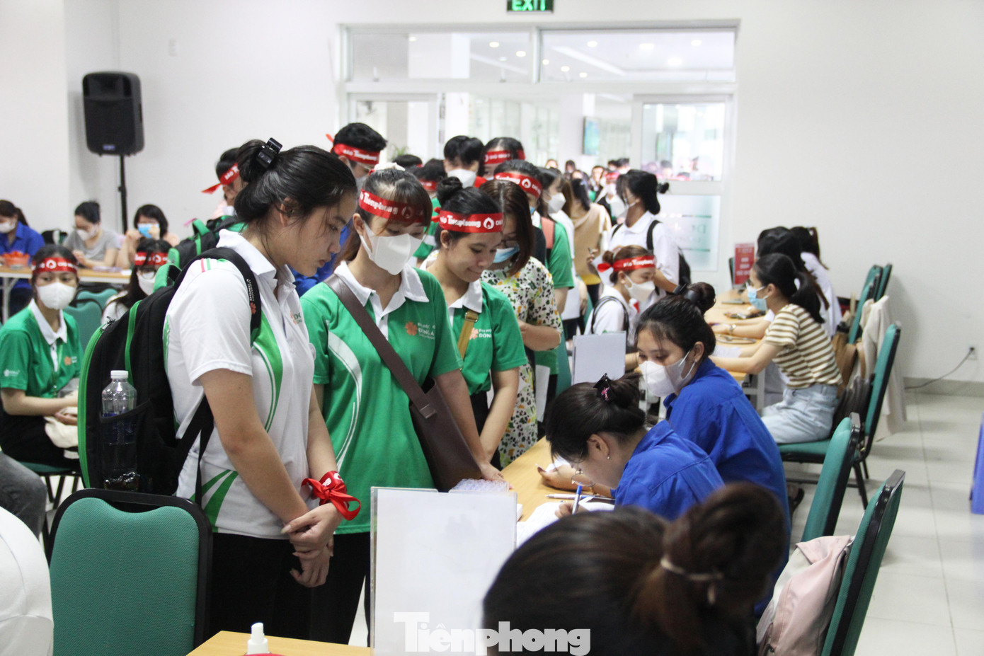 Mai Thị Trinh (sinh viên năm nhất ĐH Đông Á) không giấu được bất ngờ vì Chủ Nhật Đỏ - ngày hội hiến máu mà Trinh dõi theo bấy lâu nay lại về trường. Trinh chia sẻ: “Dù khá sợ kim tiêm, chưa lần nào đi hiến máu nhưng em vẫn đăng ký tham gia vì muốn được có mặt, sẻ chia trong không khí của Chủ Nhật Đỏ. Mong rằng những năm sau chương trình sẽ tiếp tục đến với trường”. Mai Thị Trinh (sinh viên năm nhất ĐH Đông Á) không giấu được bất ngờ vì Chủ Nhật Đỏ - ngày hội hiến máu mà Trinh dõi theo bấy lâu nay lại về trường. Trinh chia sẻ: “Dù khá sợ kim tiêm, chưa lần nào đi hiến máu nhưng em vẫn đăng ký tham gia vì muốn được có mặt, sẻ chia trong không khí của Chủ Nhật Đỏ. Mong rằng những năm sau chương trình sẽ tiếp tục đến với trường”.