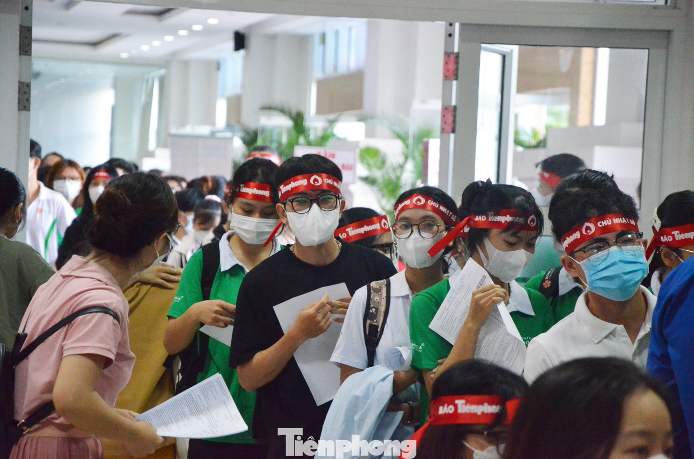 Với băng đô đỏ trên đầu, mỗi bạn trẻ đều cầm sẵn phiếu đăng ký hiến máu. Năm nay, các tình nguyện viên sẽ đăng kí trước qua link. Sau khi đến khu vực hiến máu, phiếu đăng ký sẽ được in ra để rút ngắn thời gian tham gia hiến máu. Với băng đô đỏ trên đầu, mỗi bạn trẻ đều cầm sẵn phiếu đăng ký hiến máu. Năm nay, các tình nguyện viên sẽ đăng kí trước qua link. Sau khi đến khu vực hiến máu, phiếu đăng ký sẽ được in ra để rút ngắn thời gian tham gia hiến máu.