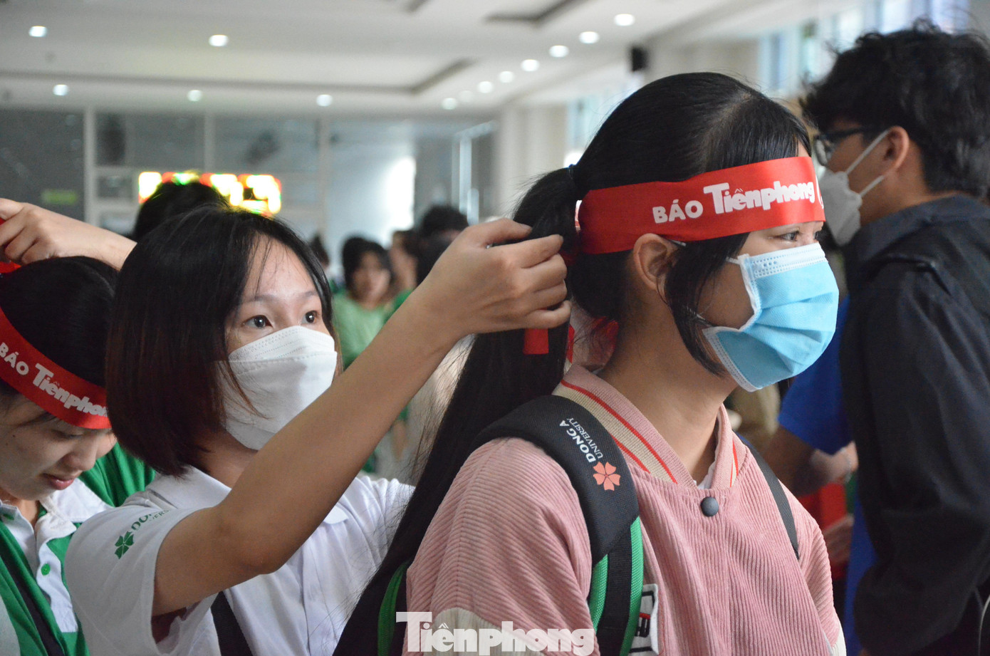 Là sinh viên khoa Dược (Đại học Đông Á), Phạm Thị Hồng Nhung hiểu được ý nghĩa của việc hiến máu tình nguyện. "Mỗi giọt máu cho đi sẽ giúp thêm nhiều cuộc đời ở lại. Tuổi trẻ là cống hiến và sẻ chia, bởi vậy, em luôn đi hiến máu đều đặn hằng năm, khi đủ điều kiện tham gia hiến máu", Nhung nói. Là sinh viên khoa Dược (Đại học Đông Á), Phạm Thị Hồng Nhung hiểu được ý nghĩa của việc hiến máu tình nguyện. "Mỗi giọt máu cho đi sẽ giúp thêm nhiều cuộc đời ở lại. Tuổi trẻ là cống hiến và sẻ chia, bởi vậy, em luôn đi hiến máu đều đặn hằng năm, khi đủ điều kiện tham gia hiến máu", Nhung nói.