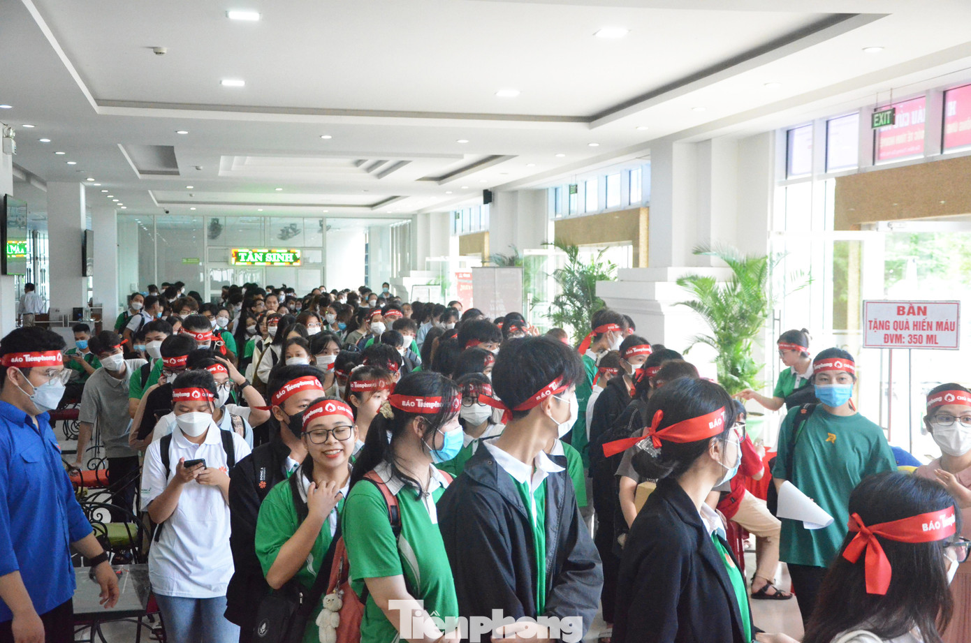 Từ khoảng 6h30 sáng, hàng trăm bạn sinh viên đã xếp hàng dài ở khu vực sảnh chính của trường Đại học Đông Á để đăng ký tham gia hiến máu tại Ngày hội Chủ nhật Đỏ lần thứ XV - năm 2023. Từ khoảng 6h30 sáng, hàng trăm bạn sinh viên đã xếp hàng dài ở khu vực sảnh chính của trường Đại học Đông Á để đăng ký tham gia hiến máu tại Ngày hội Chủ nhật Đỏ lần thứ XV - năm 2023.