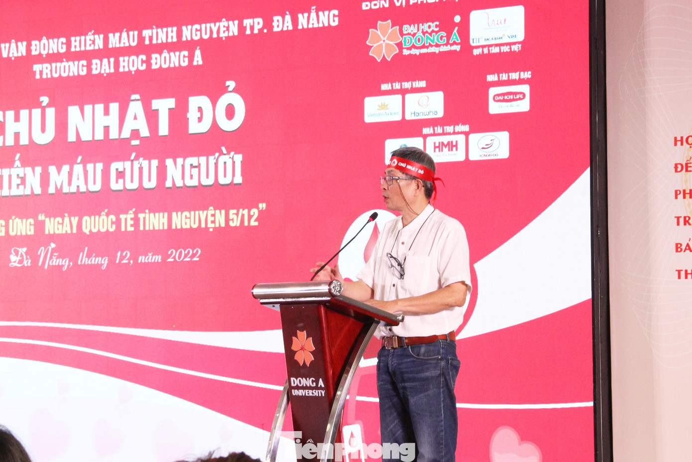 Nhà báo Trần Ngọc Tuấn, Trưởng Ban đại diện báo Tiền Phong tại miền Trung phát biểu khai mạc Ngày hội Chủ nhật Đỏ lần thứ XV - năm 2023 Nhà báo Trần Ngọc Tuấn, Trưởng Ban đại diện báo Tiền Phong tại miền Trung phát biểu khai mạc Ngày hội Chủ nhật Đỏ lần thứ XV - năm 2023