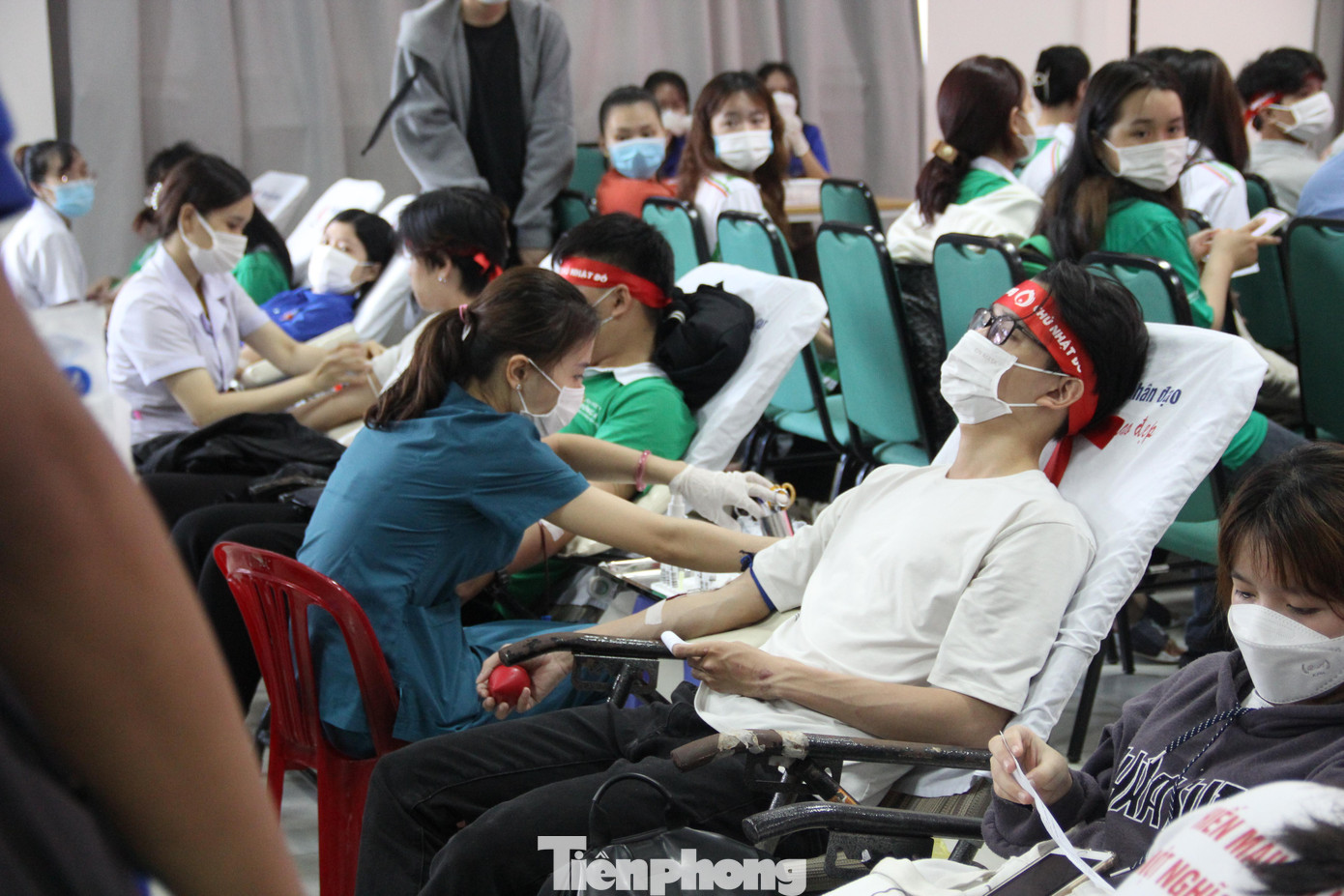 Các bạn sinh viên hào hứng tham gia hiến máu tại Chủ nhật Đỏ Các bạn sinh viên hào hứng tham gia hiến máu tại Chủ nhật Đỏ