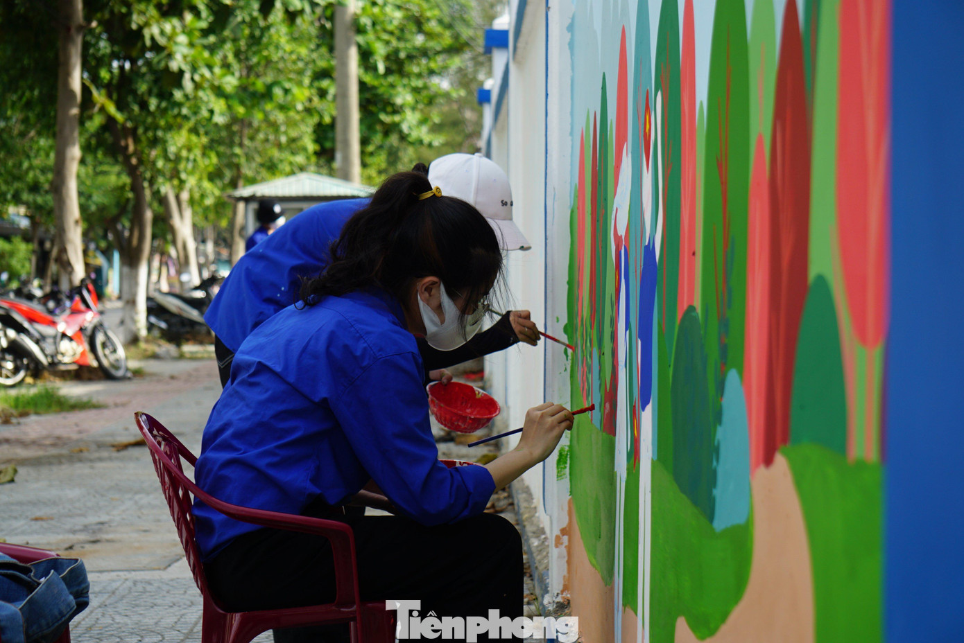 Hàng loạt tuyến đường ở Đà Nẵng được các bạn đoàn viên thanh niên khoác áo mới. Ảnh: Giang Thanh Hàng loạt tuyến đường ở Đà Nẵng được các bạn đoàn viên thanh niên khoác áo mới. Ảnh: Giang Thanh