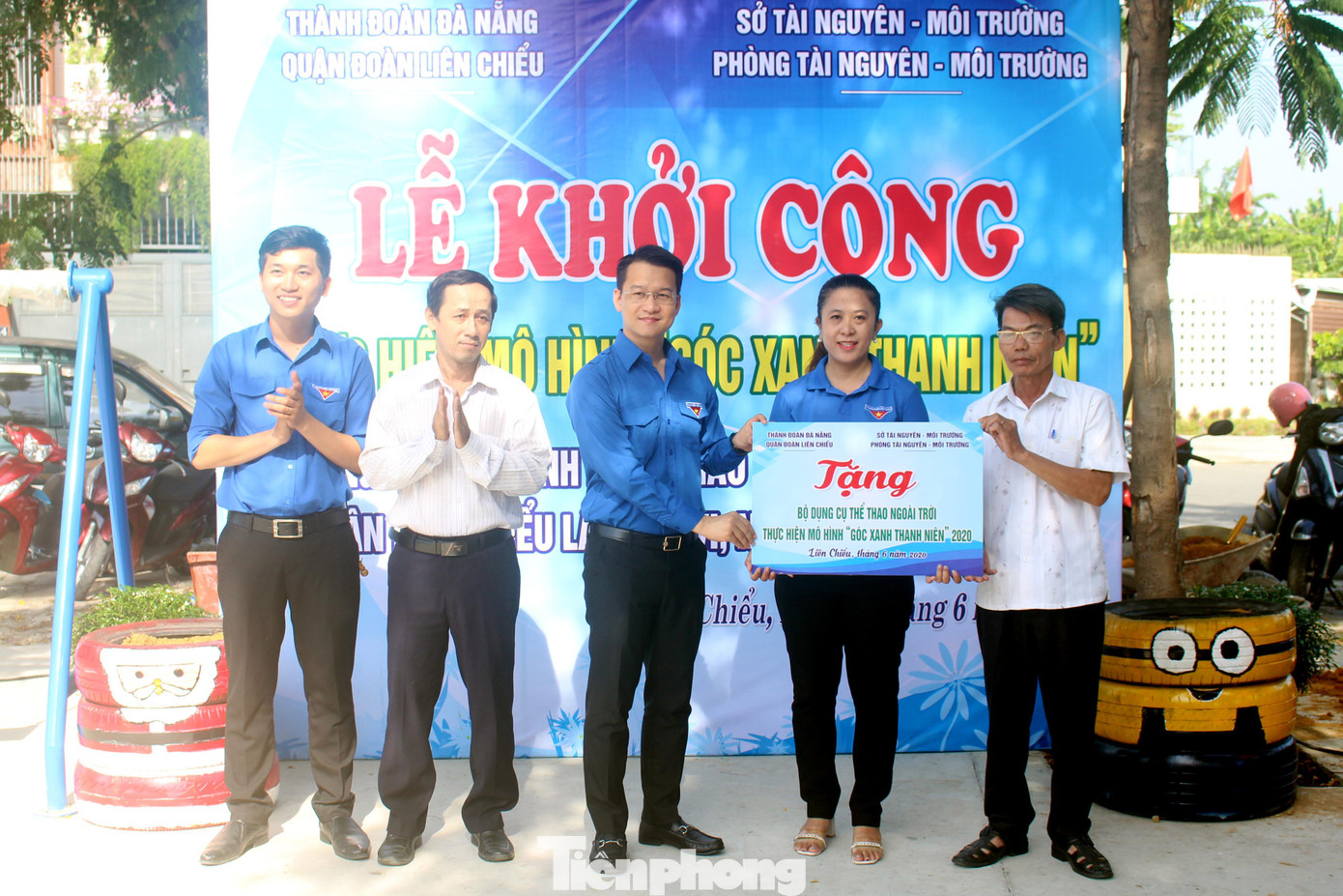 Nhiều điểm nóng về môi trường đã được tuổi trẻ Đà Nẵng biến thành những khu vui chơi, vườn hoa, khu tập thể dục... cho cộng đồng. Ảnh: Giang Thanh Nhiều điểm nóng về môi trường đã được tuổi trẻ Đà Nẵng biến thành những khu vui chơi, vườn hoa, khu tập thể dục... cho cộng đồng. Ảnh: Giang Thanh