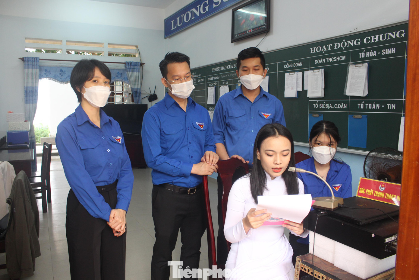 Chương trình phát thanh thanh niên tại trường THPT Liên Chiểu là hoạt động hiện thực hóa mô hình "Đọc sách về Bác, học và làm theo". Ảnh: Giang Thanh Chương trình phát thanh thanh niên tại trường THPT Liên Chiểu là hoạt động hiện thực hóa mô hình "Đọc sách về Bác, học và làm theo". Ảnh: Giang Thanh