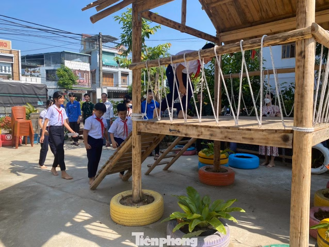 Những khu vui chơi từ vật liệu tái chế tạo sân chơi thú vị, thân thiện với môi trường cho trẻ em trong khu dân cư. Ảnh: Giang Thanh