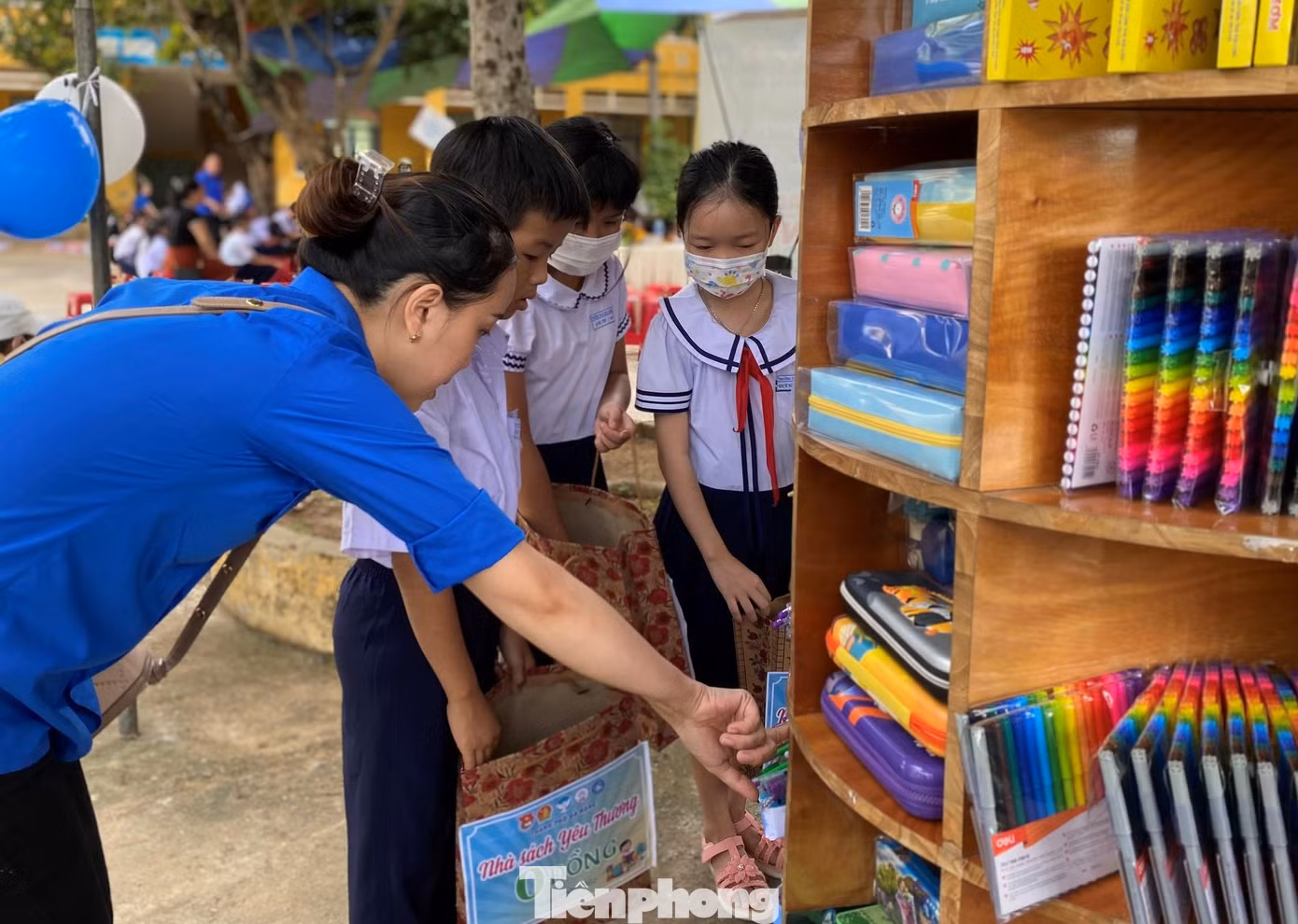 Qua 3 năm triển khai, mô hình Nhà sách yêu thương 0 đồng đã hỗ trợ cho 500 học sinh với tổng trị giá 500 triệu đồng. Ảnh: Giang Thanh