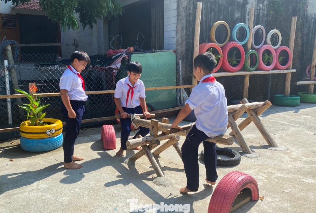 Những khu vui chơi từ vật liệu tái chế tạo sân chơi thú vị, thân thiện với môi trường cho trẻ em trong khu dân cư. Ảnh: Giang Thanh Những khu vui chơi từ vật liệu tái chế tạo sân chơi thú vị, thân thiện với môi trường cho trẻ em trong khu dân cư. Ảnh: Giang Thanh
