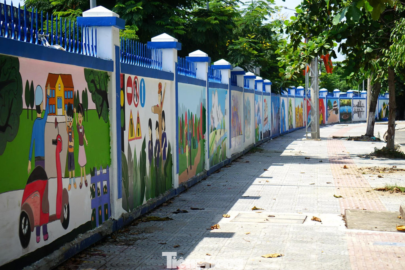 Hàng loạt tuyến đường ở Đà Nẵng được các bạn đoàn viên thanh niên khoác áo mới. Ảnh: Giang Thanh Hàng loạt tuyến đường ở Đà Nẵng được các bạn đoàn viên thanh niên khoác áo mới. Ảnh: Giang Thanh