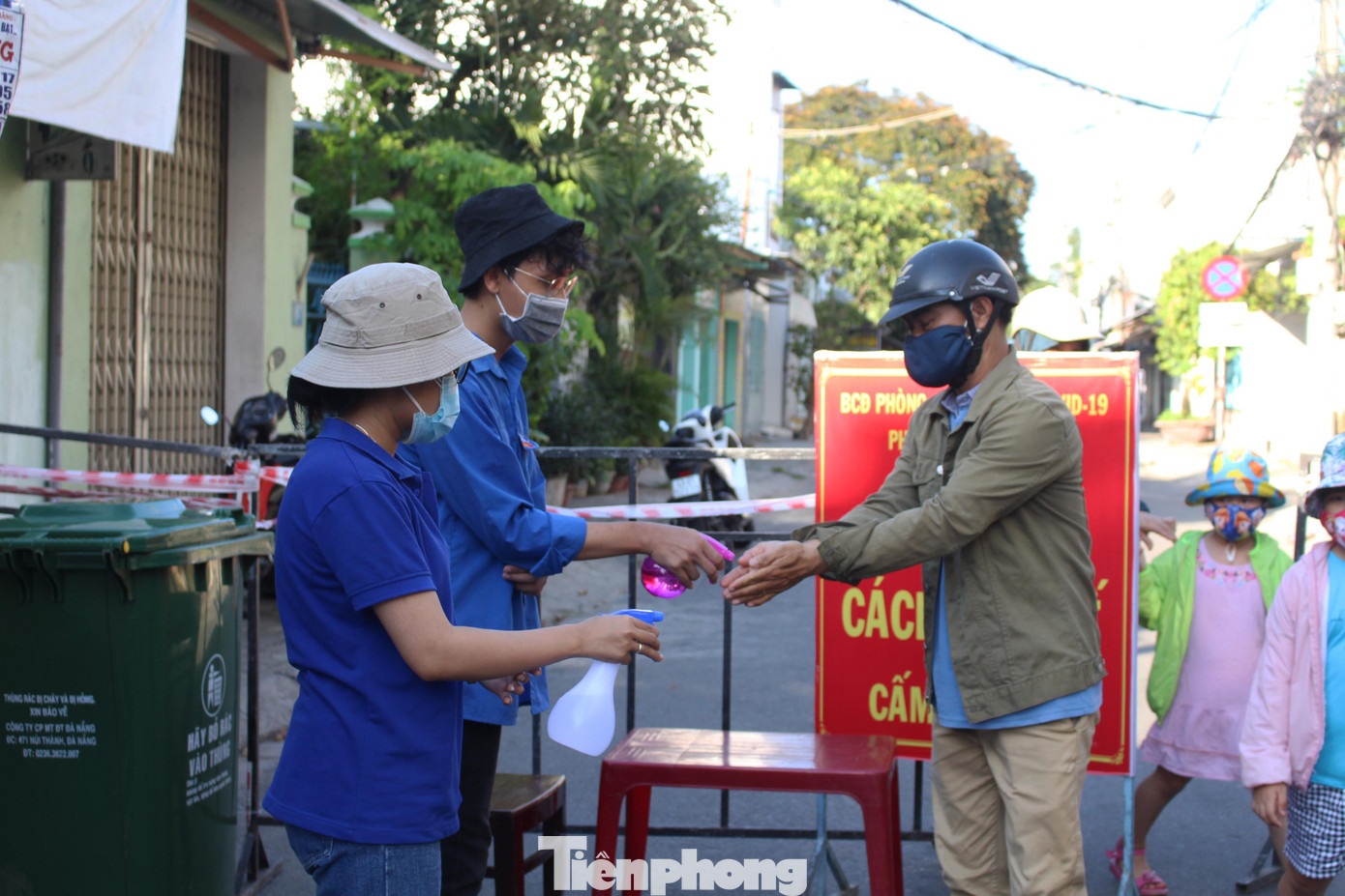 Trong dịch COVID-19, hàng loạt mô hình tình nguyện vì cộng đồng, cùng thành phố chung tay xây dựng nông thôn mới. Ảnh: Giang Thanh Trong dịch COVID-19, hàng loạt mô hình tình nguyện vì cộng đồng, cùng thành phố chung tay xây dựng nông thôn mới. Ảnh: Giang Thanh