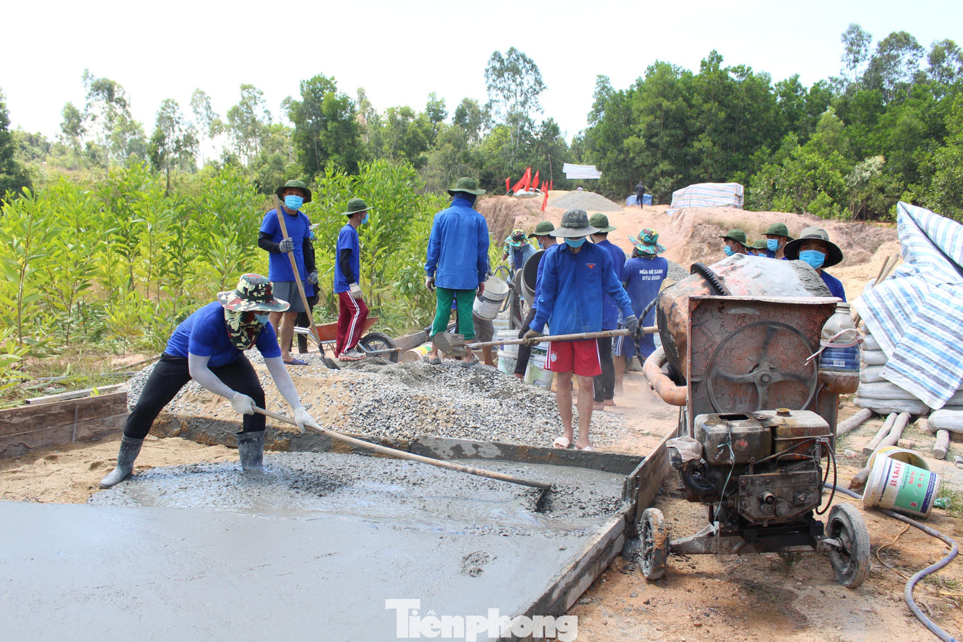 Hoạt động tình nguyện chung tay xây dựng nông thôn mới đạt nhiều kết quả nổi bật, góp phần quan trọng làm thay đổi diện mạo nông thôn. Ảnh: Giang Thanh Hoạt động tình nguyện chung tay xây dựng nông thôn mới đạt nhiều kết quả nổi bật, góp phần quan trọng làm thay đổi diện mạo nông thôn. Ảnh: Giang Thanh