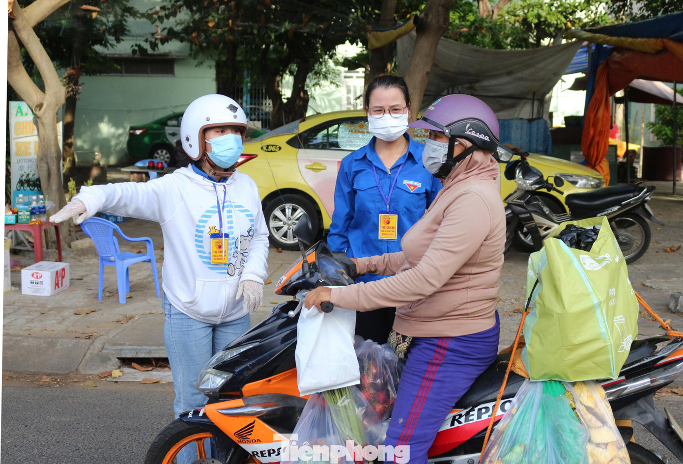 Trong dịch COVID-19, hàng loạt mô hình tình nguyện vì cộng đồng, cùng thành phố chung tay xây dựng nông thôn mới. Ảnh: Giang Thanh Trong dịch COVID-19, hàng loạt mô hình tình nguyện vì cộng đồng, cùng thành phố chung tay xây dựng nông thôn mới. Ảnh: Giang Thanh