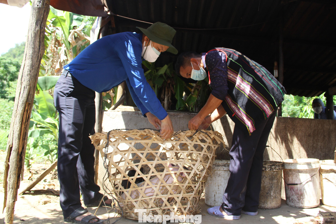 Dư nợ của Đoàn Thanh niên thông qua Chương trình ủy thác với Ngân hàng chính sách xã hội trên địa bàn đạt 604 tỷ đồng, thông qua 327 tổ tiết kiệm và vay vốn đã cho 13.612 hộ gia đình chính sách và thanh niên vay vốn phát triển kinh tế, giải quyết việc làm. Ảnh: Giang Thanh Dư nợ của Đoàn Thanh niên thông qua Chương trình ủy thác với Ngân hàng chính sách xã hội trên địa bàn đạt 604 tỷ đồng, thông qua 327 tổ tiết kiệm và vay vốn đã cho 13.612 hộ gia đình chính sách và thanh niên vay vốn phát triển kinh tế, giải quyết việc làm. Ảnh: Giang Thanh