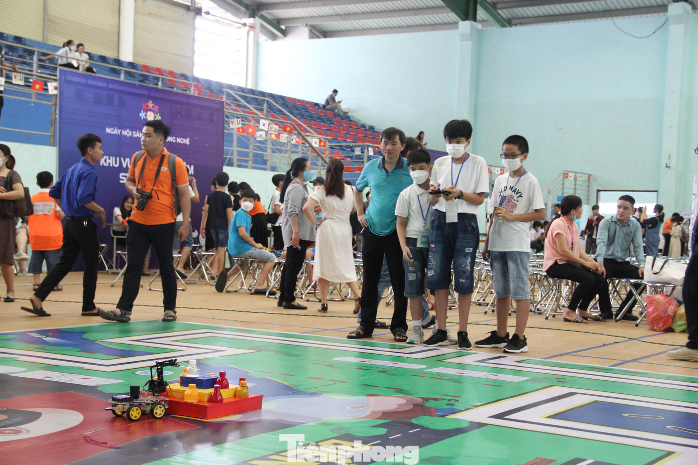 Cuộc thi Robotics sôi động với sự tham gia của 16 đội thi Cuộc thi Robotics sôi động với sự tham gia của 16 đội thi