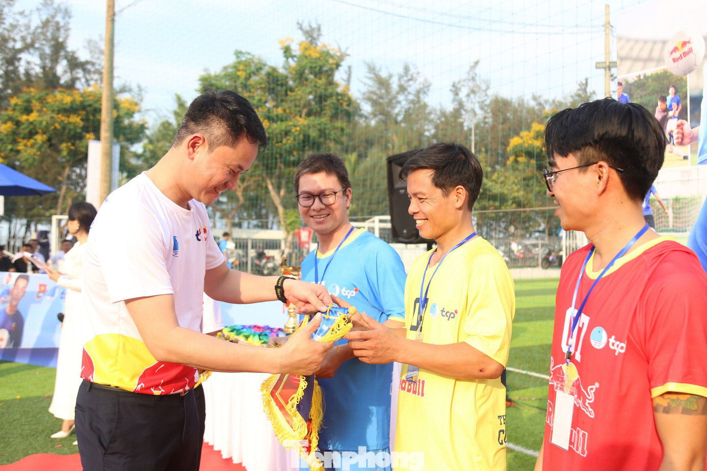 Anh Nguyễn Kim Quy - Phó Chủ tịch Thường trực T.Ư Hội LHTN Việt Nam trao cờ lưu niệm cho các đội tham dự Anh Nguyễn Kim Quy - Phó Chủ tịch Thường trực T.Ư Hội LHTN Việt Nam trao cờ lưu niệm cho các đội tham dự