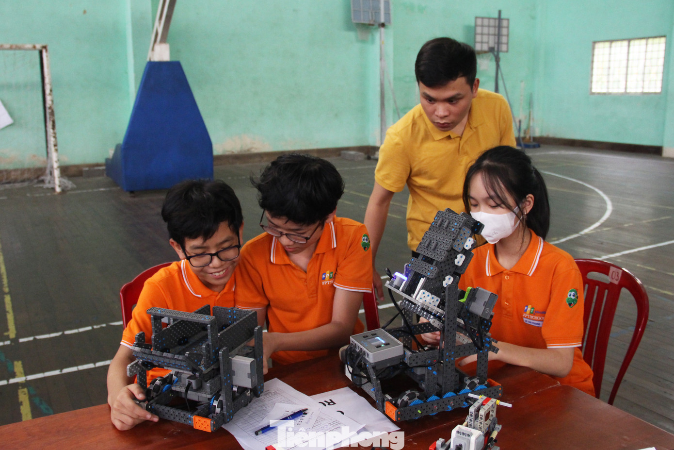 Trước khi bước vào vòng thi, các đội thi sẽ ở khu vực chờ để chuẩn bị và chạy thử robot Trước khi bước vào vòng thi, các đội thi sẽ ở khu vực chờ để chuẩn bị và chạy thử robot