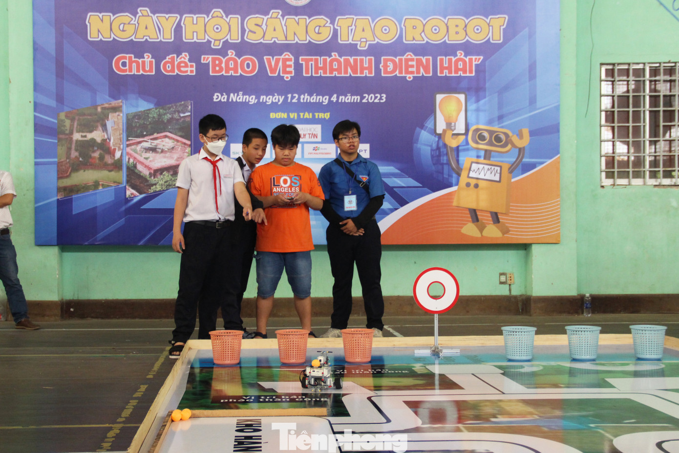 Các robot di chuyển từ vạch xuất phát, theo cung đường vẽ sẵn trên sa bàn, di chuyển đến kho hàng để tiếp đạn và bắn vào các điểm mục tiêu Các robot di chuyển từ vạch xuất phát, theo cung đường vẽ sẵn trên sa bàn, di chuyển đến kho hàng để tiếp đạn và bắn vào các điểm mục tiêu