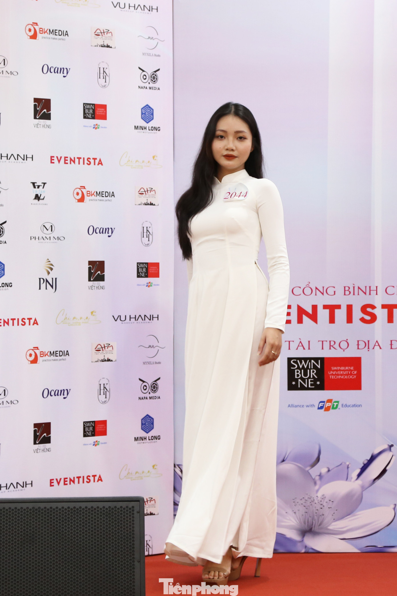 Có những thí sinh trình diễn tự tin, chuyên nghiệp. Nhưng cũng có nhiều thí sinh lần đầu catwalk trên đôi giày cao gót.