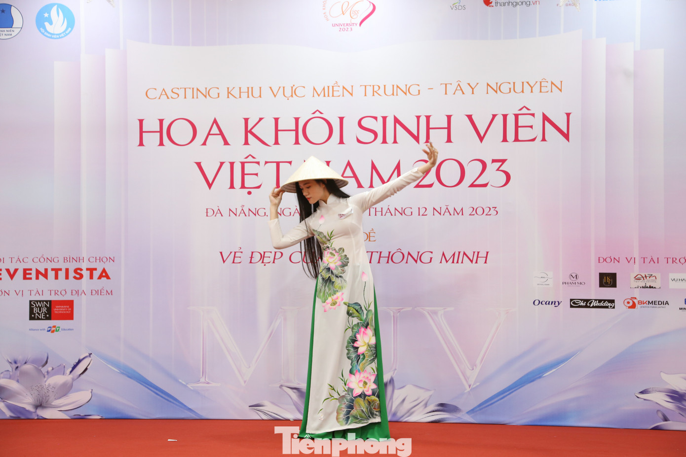 Bên cạnh đó, một số thí sinh cũng chuẩn bị thêm các phần tài năng để thuyết phục BGK như: hát, múa, thuyết trình....