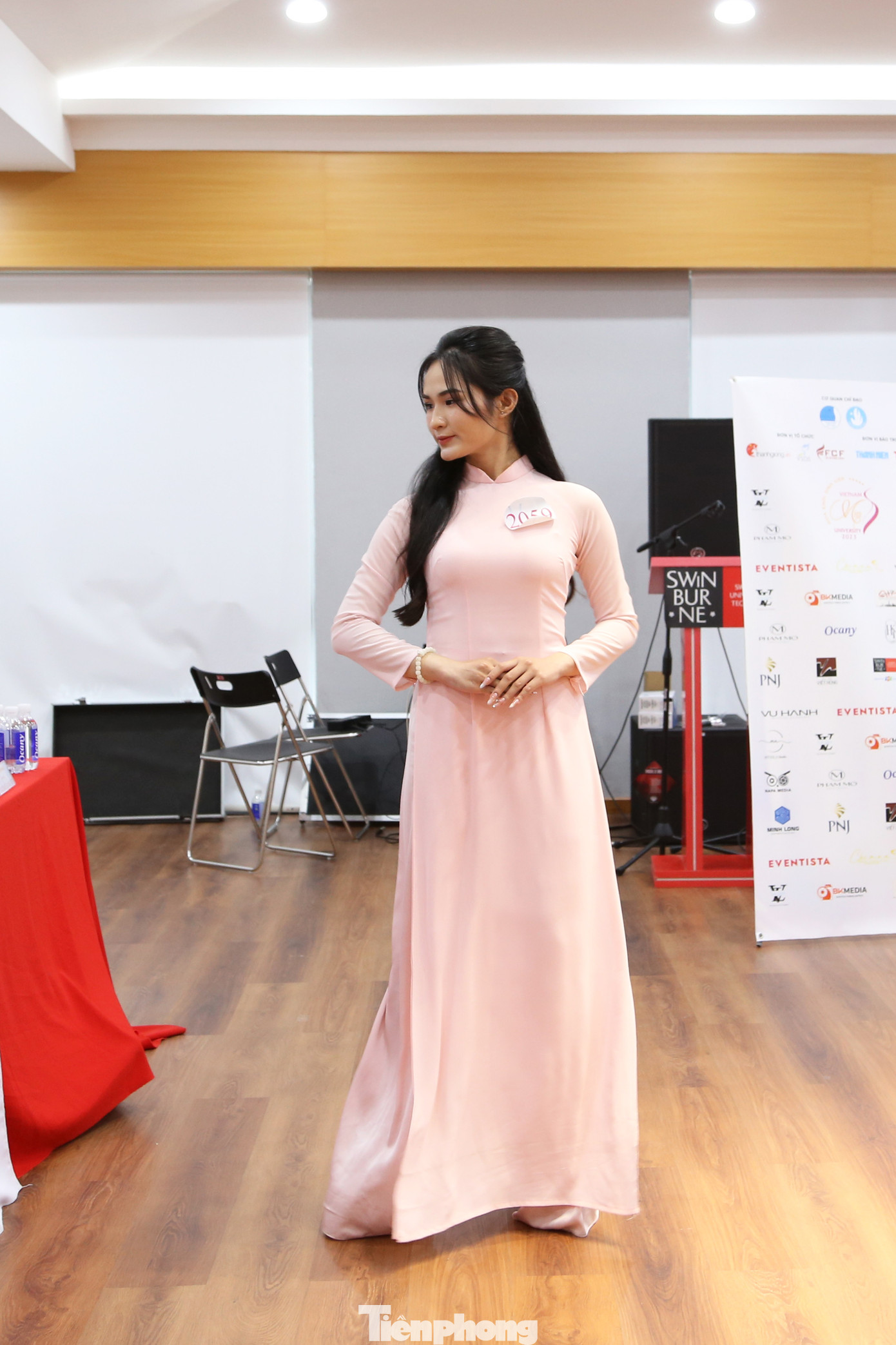 Chủ đề của cuộc thi Hoa khôi Sinh viên Việt Nam 2023 là “Vẻ đẹp của sự thông minh”, đề cao vẻ đẹp trí tuệ, tài năng cùng sự tự tin, năng động của nữ sinh Việt Nam trong thời kỳ hội nhập nhưng cũng giữ gìn và phát huy vẻ đẹp truyền thống của người phụ nữ Việt Nam. Sau gần 1 tháng phát động, BTC nhận được hơn 1.000 hồ sơ đăng ký dự thi.