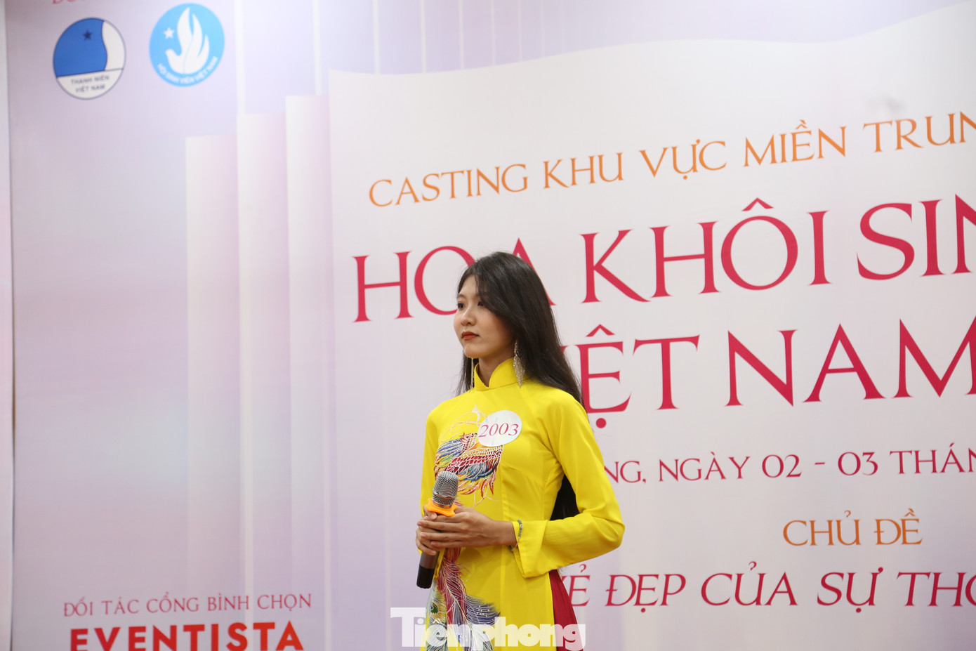 Đa phần các nữ sinh ở khu vực miền Trung - Tây Nguyên đều lựa chọn tà áo dài để khoe vẻ đẹp hình thể, cũng như tôn vinh trang phục truyền thống của dân tộc.