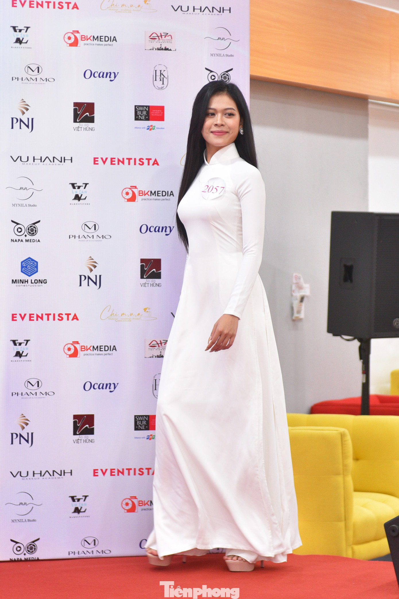 Có những thí sinh trình diễn tự tin, chuyên nghiệp. Nhưng cũng có nhiều thí sinh lần đầu catwalk trên đôi giày cao gót.